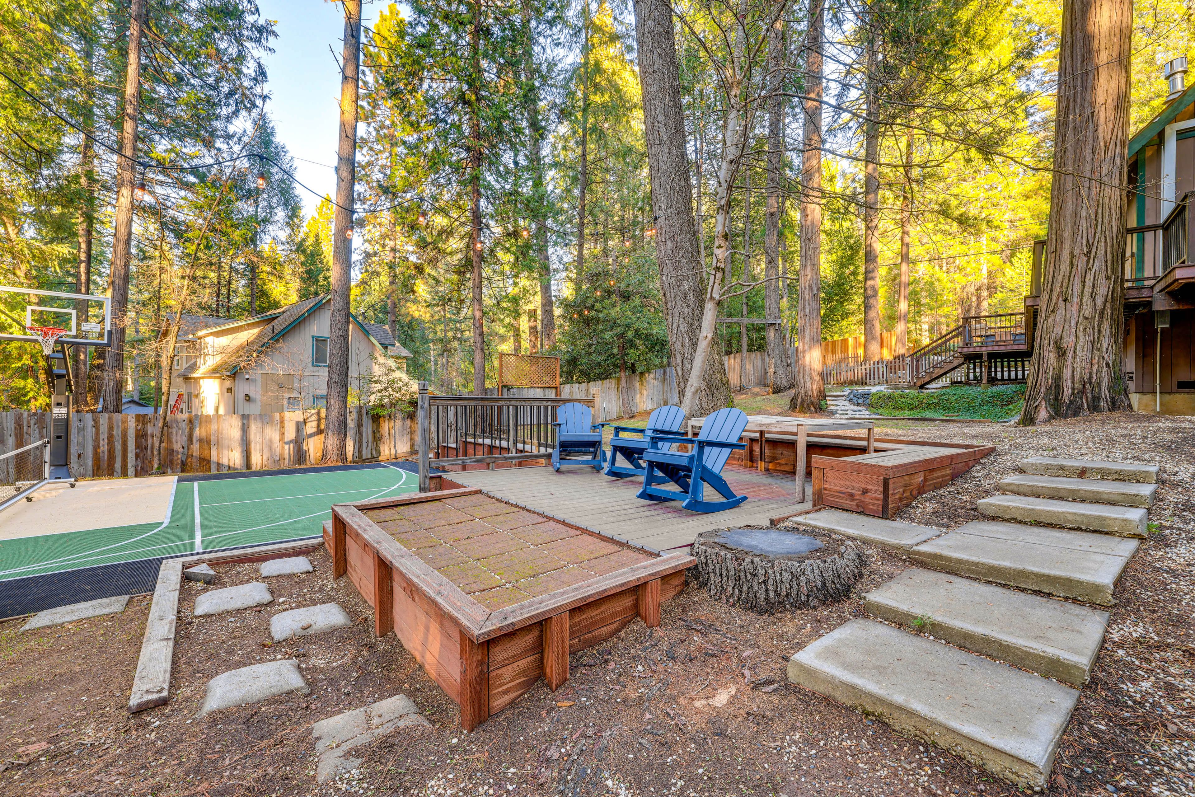 Private Yard | Deck w/ Seating