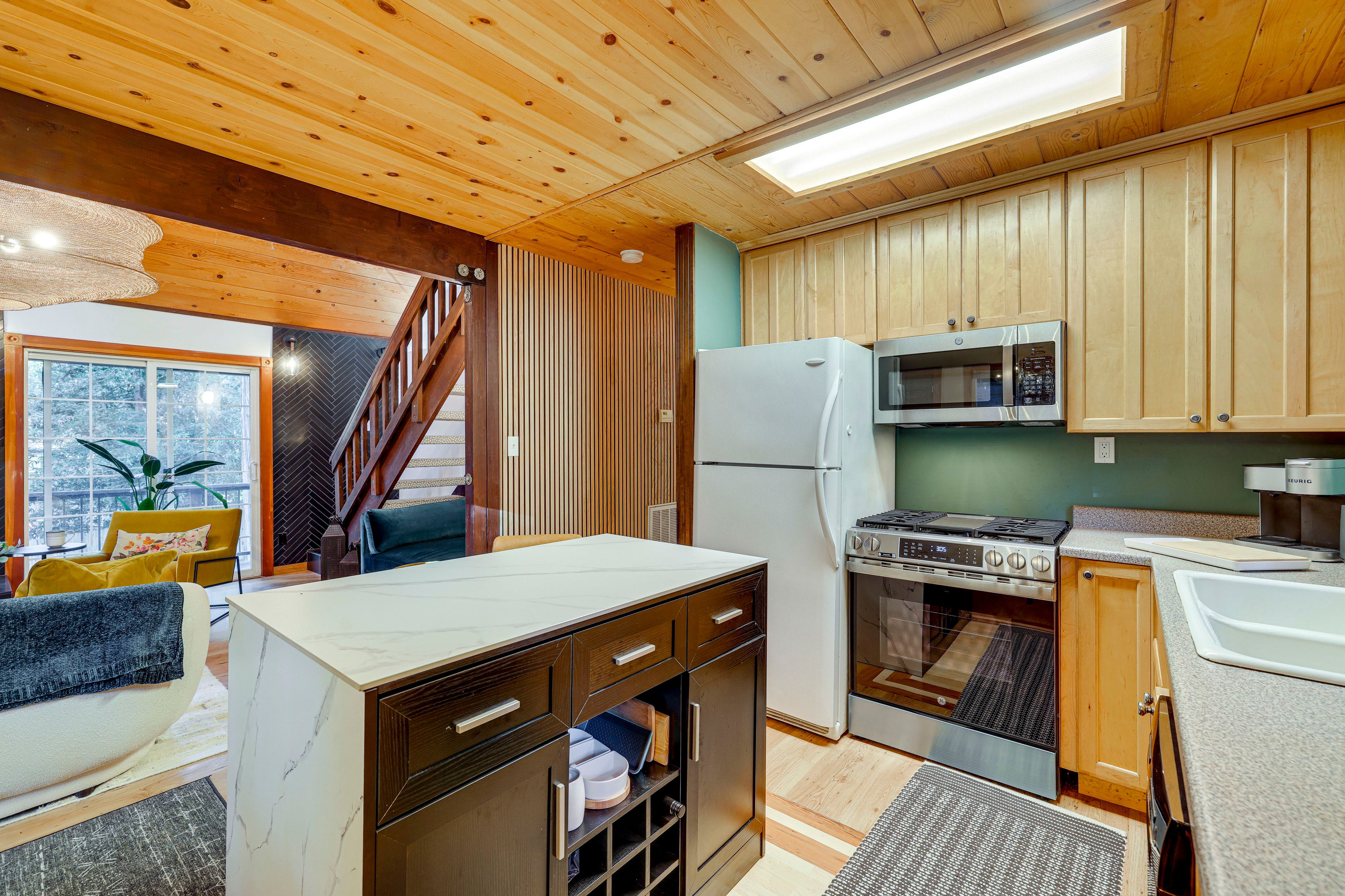 Kitchen | 1st Floor | Dual Keurig/Drip Coffee Maker | Dishwasher