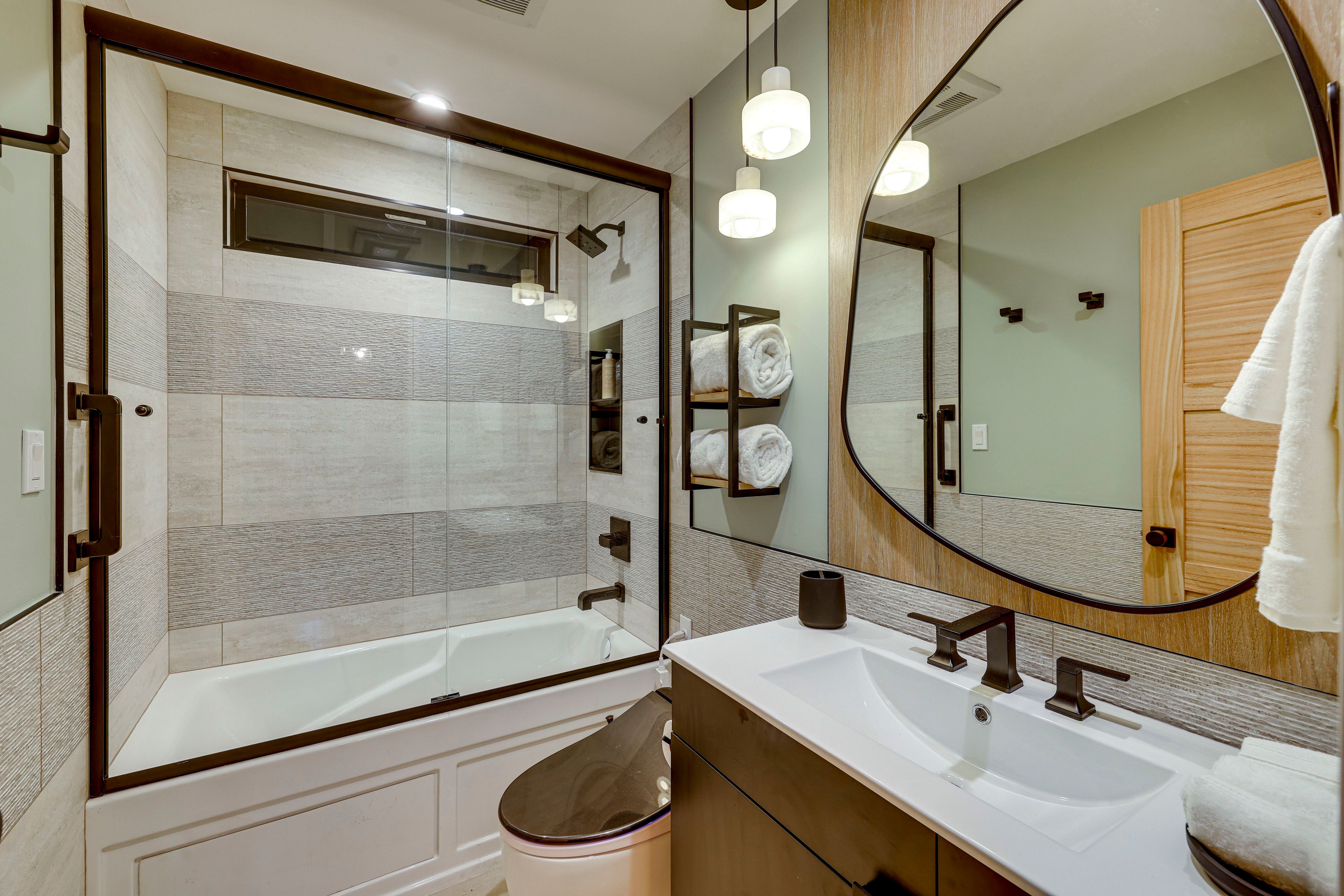 Full Bathroom | 1st Floor | Jetted Tub | European-Style Toilet