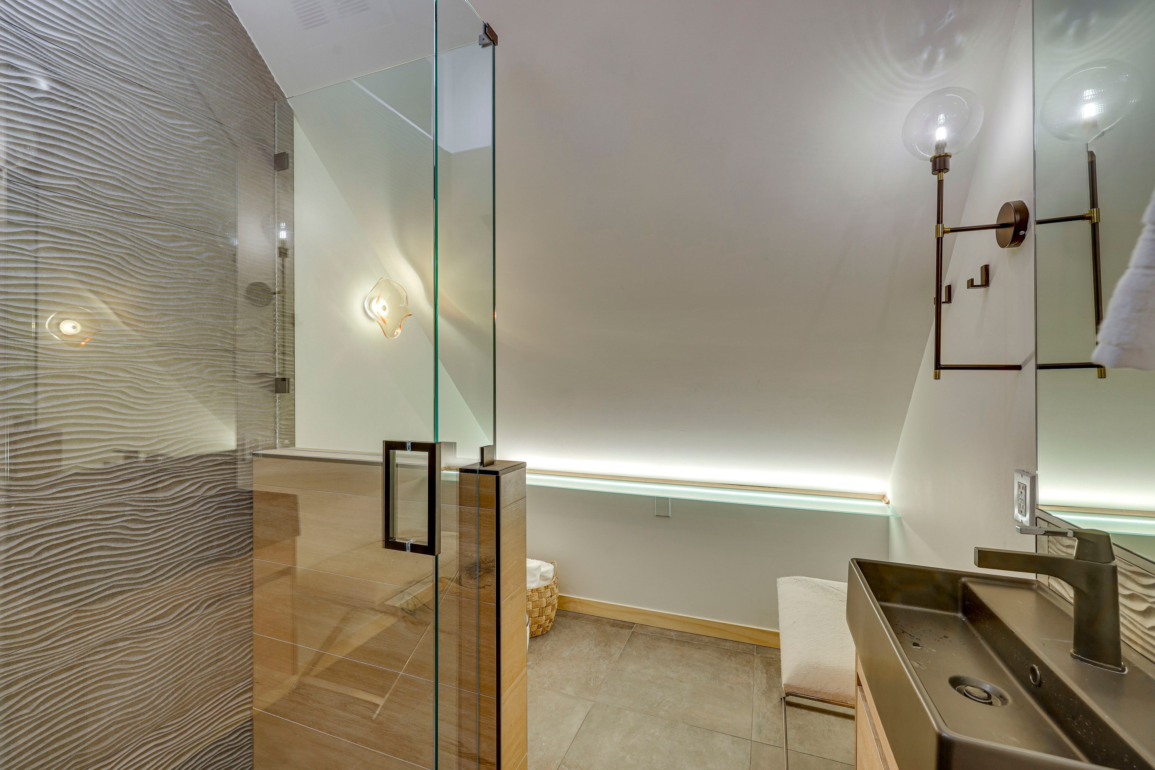 En-Suite Bathroom | 2nd Floor | Towels Provided | European-Style Toilet