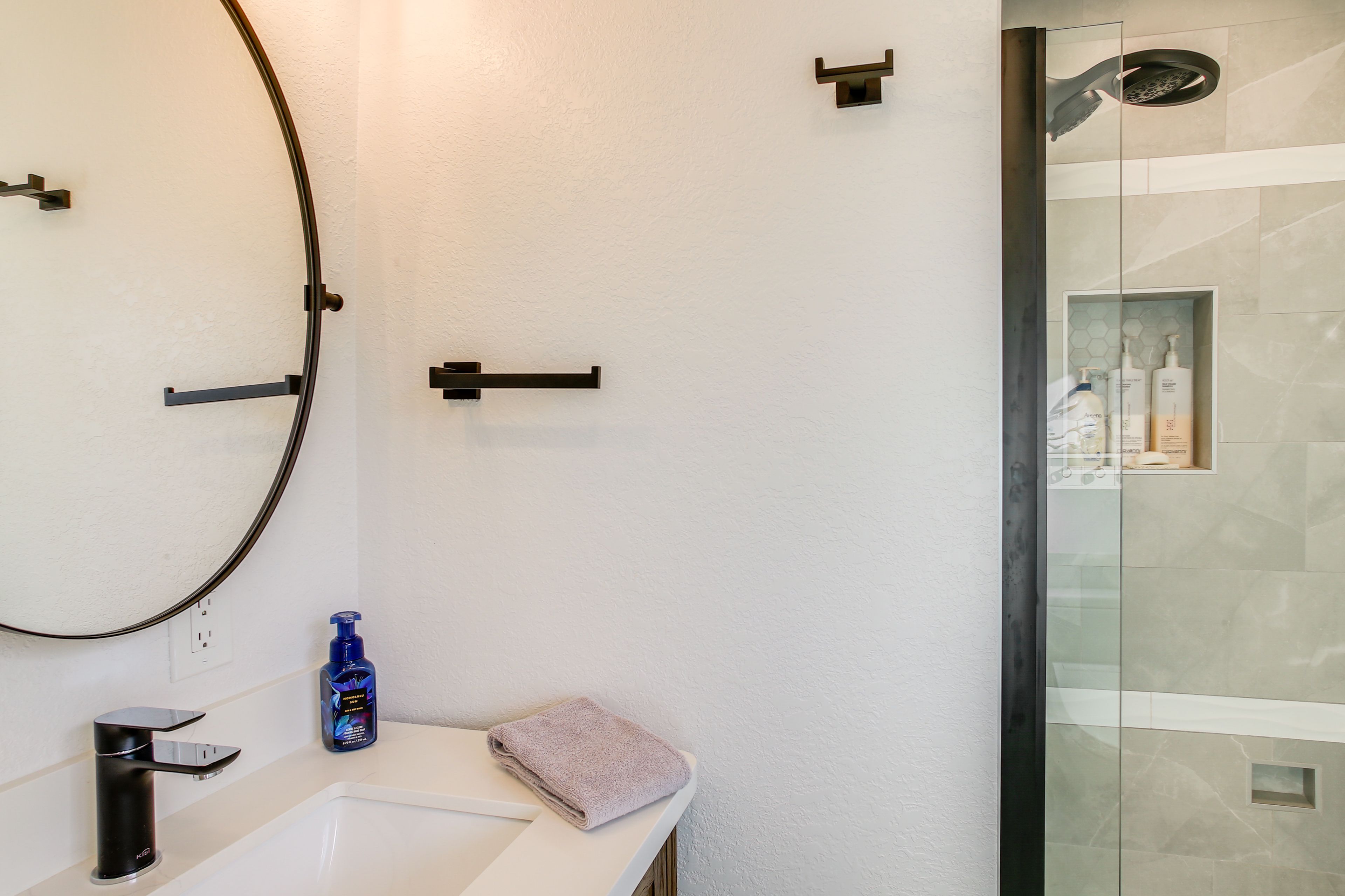 Full Bathroom | Towels Provided