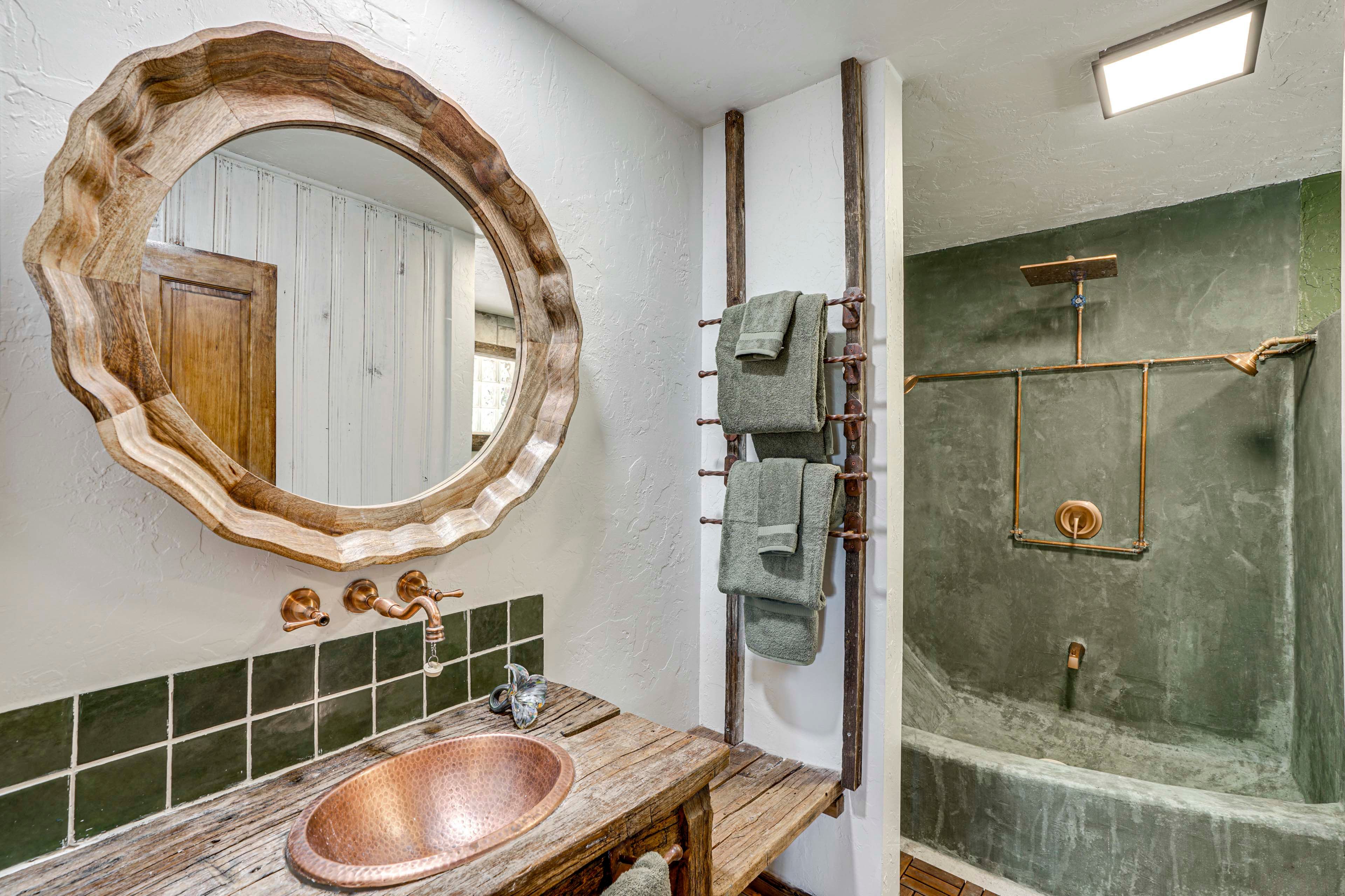 Full Bathroom | Complimentary Toiletries | Ground Floor