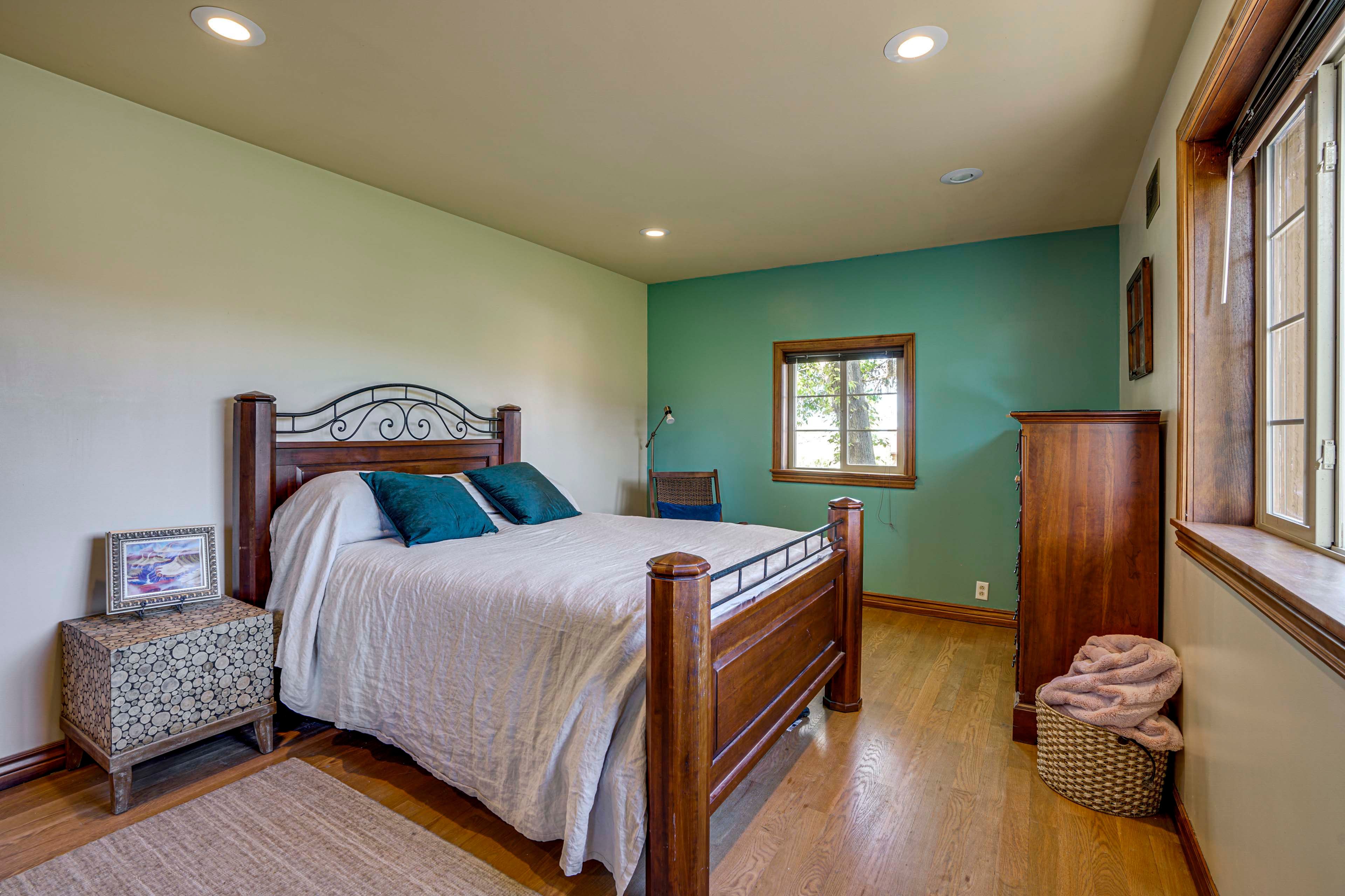 Bedroom 1 | Queen Bed | Main Floor