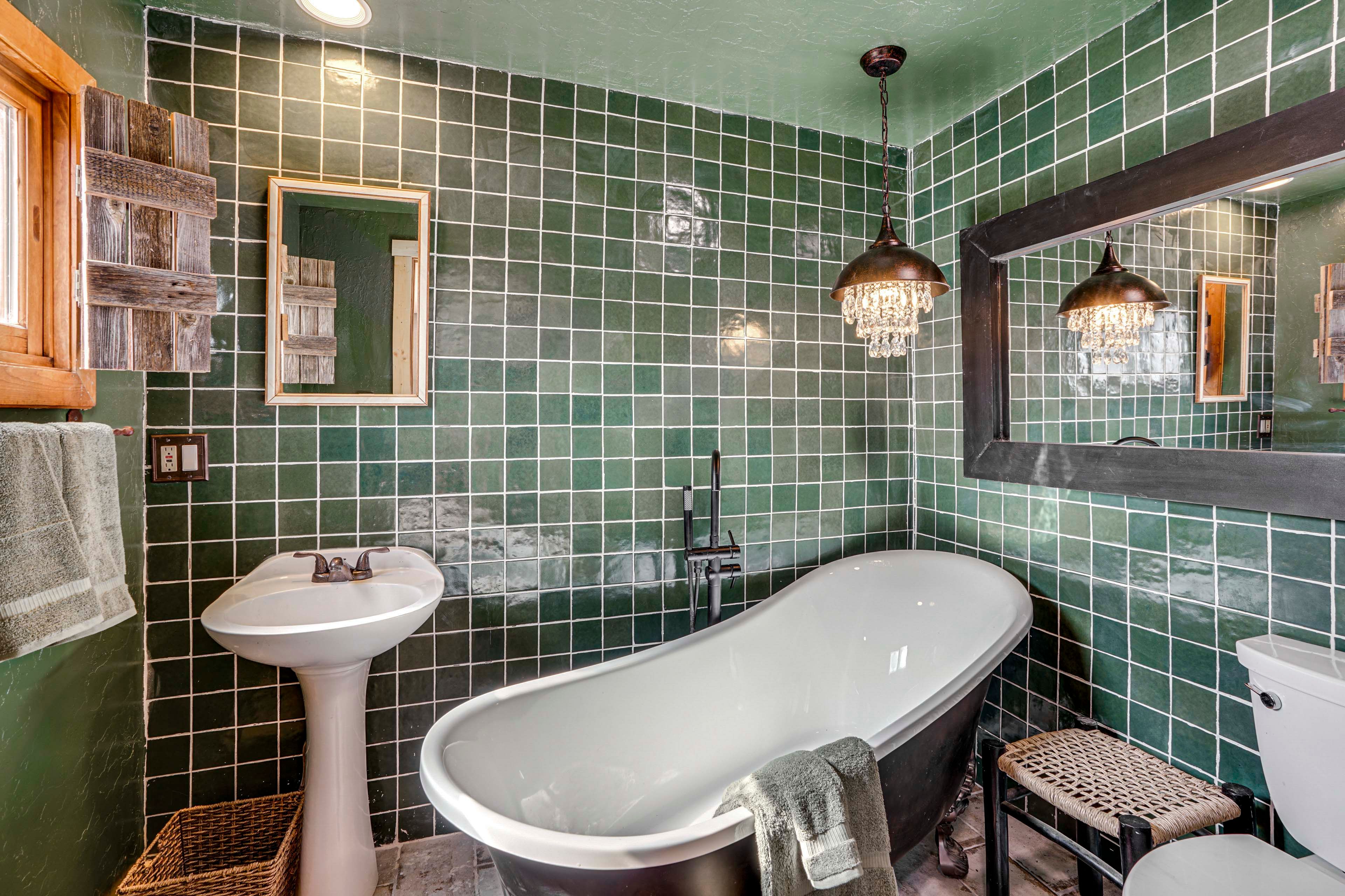 Full Bathroom | Soaking Tub | Main Floor