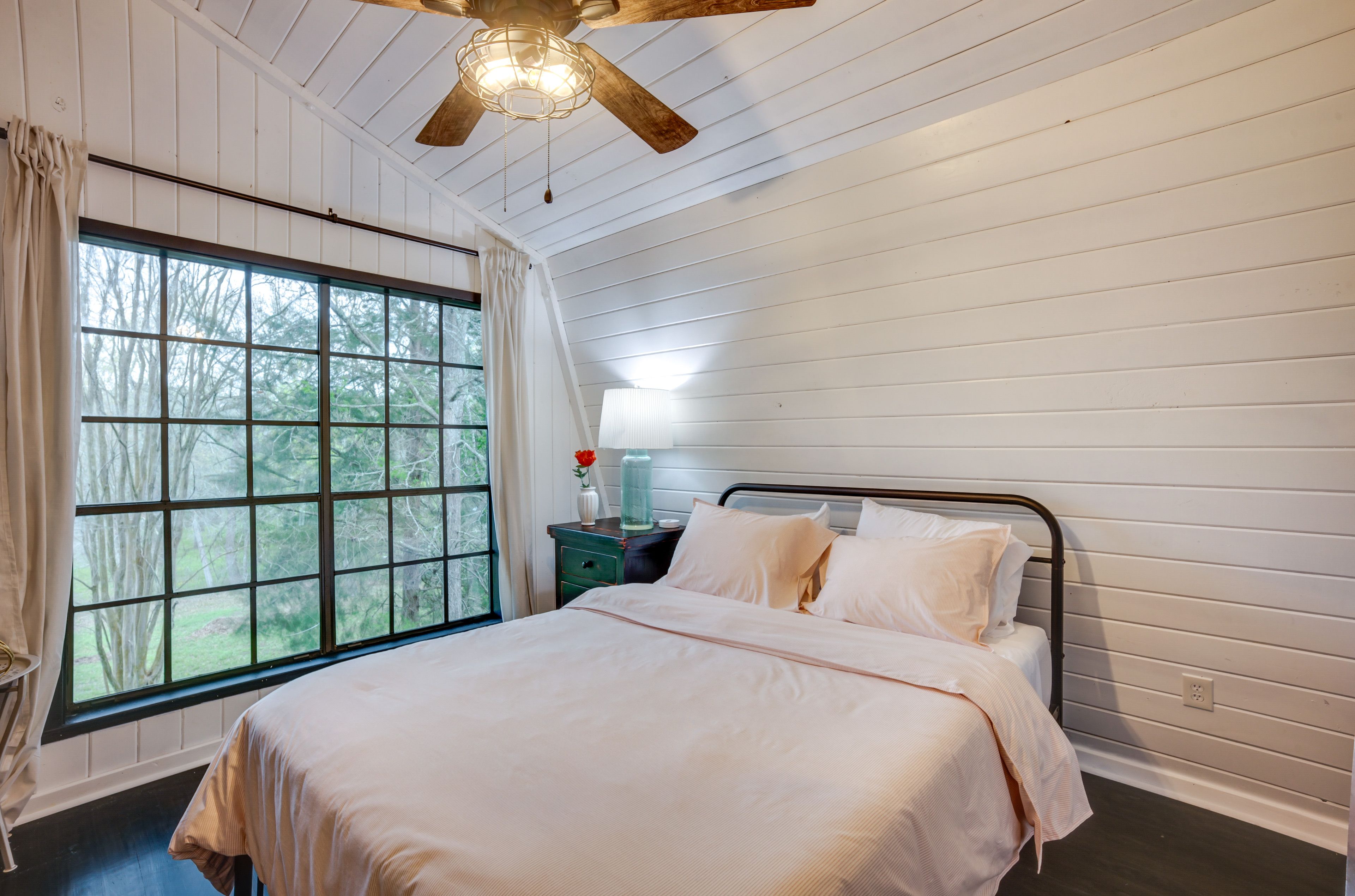 Bedroom 1 | Queen Bed | Linens Provided | En-Suite Bathroom | Upper Level