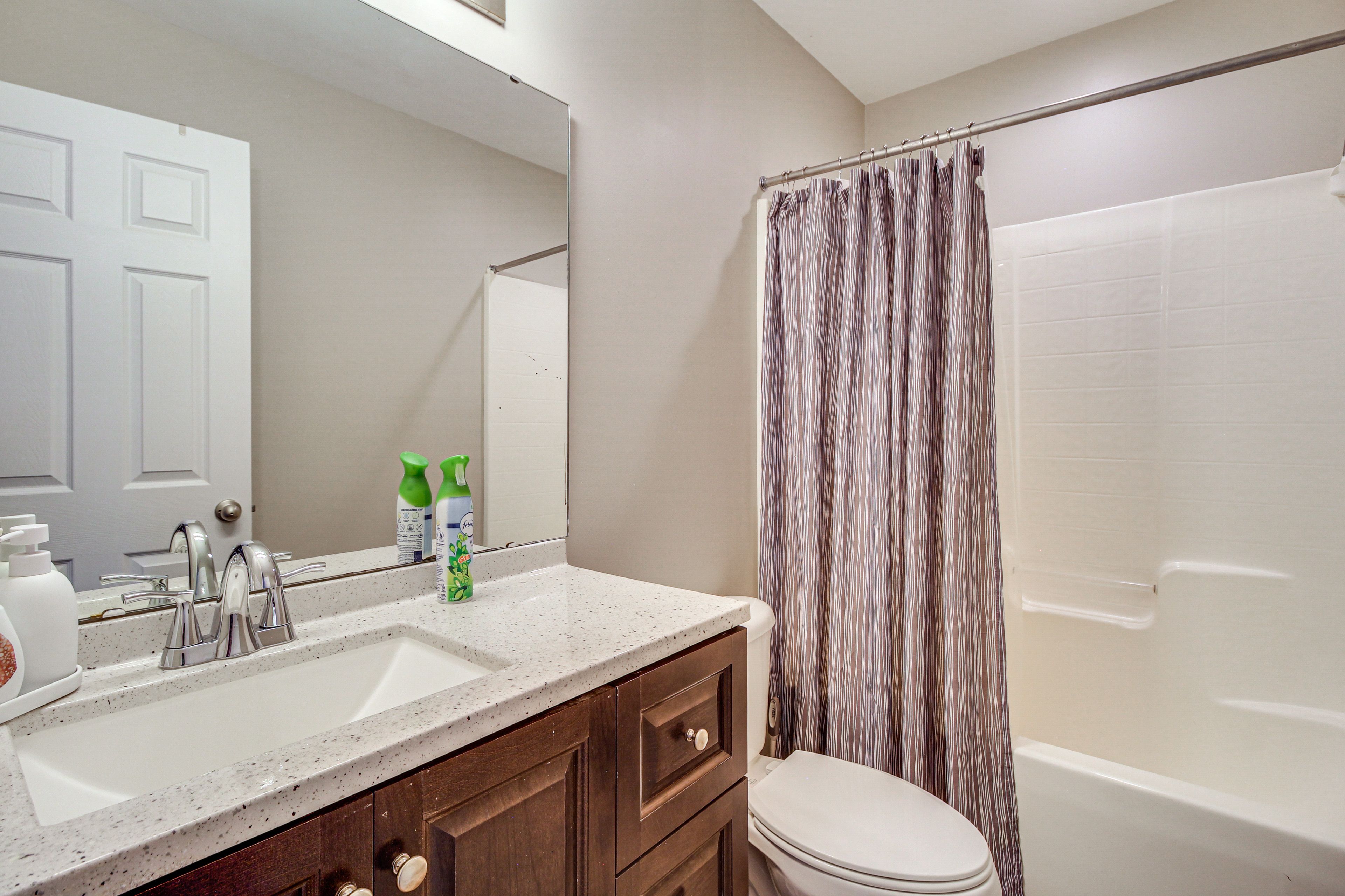 Full Bathroom | Towels Provided | 2nd Floor