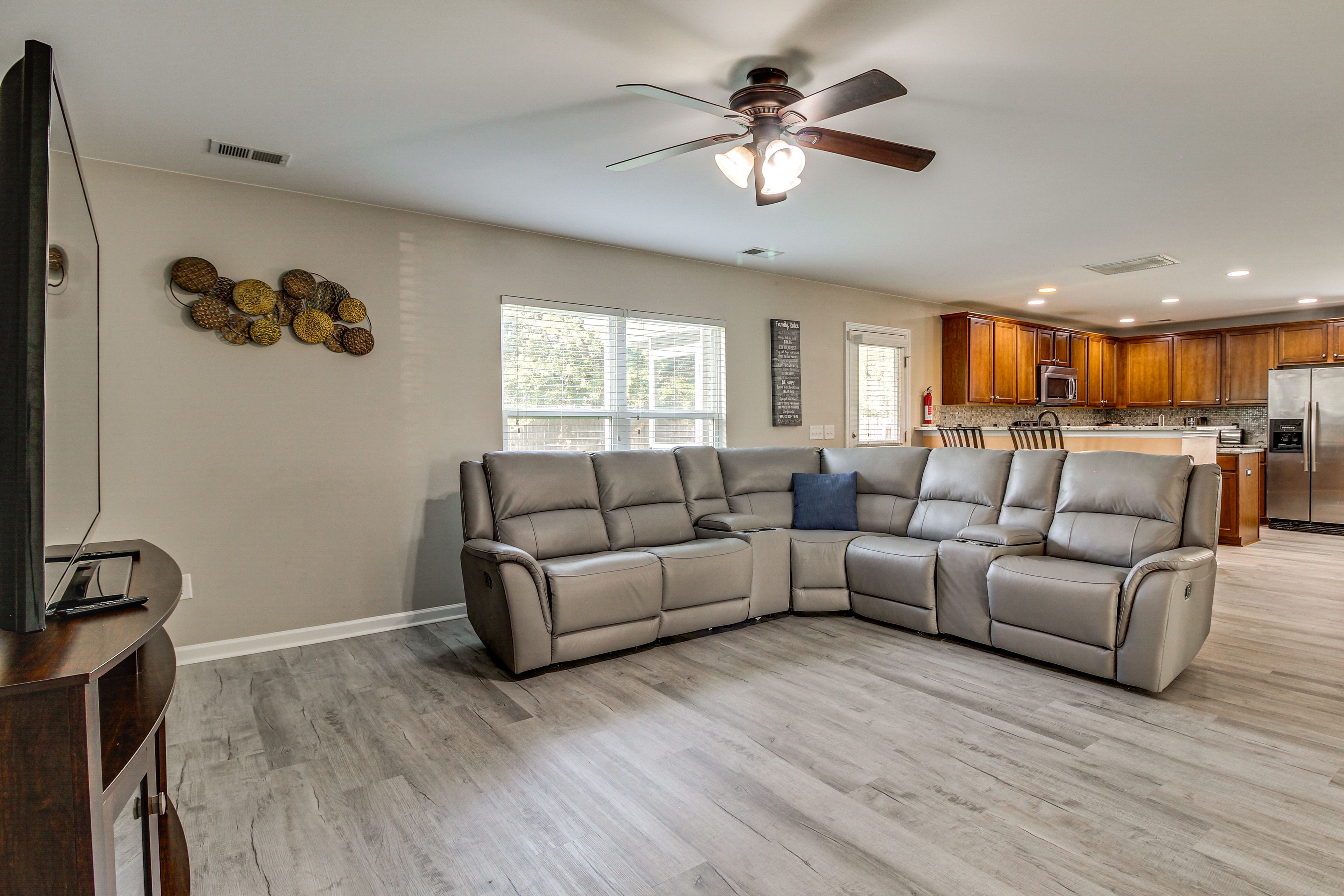 Living Room | Smart TV | Free WiFi | Workstation