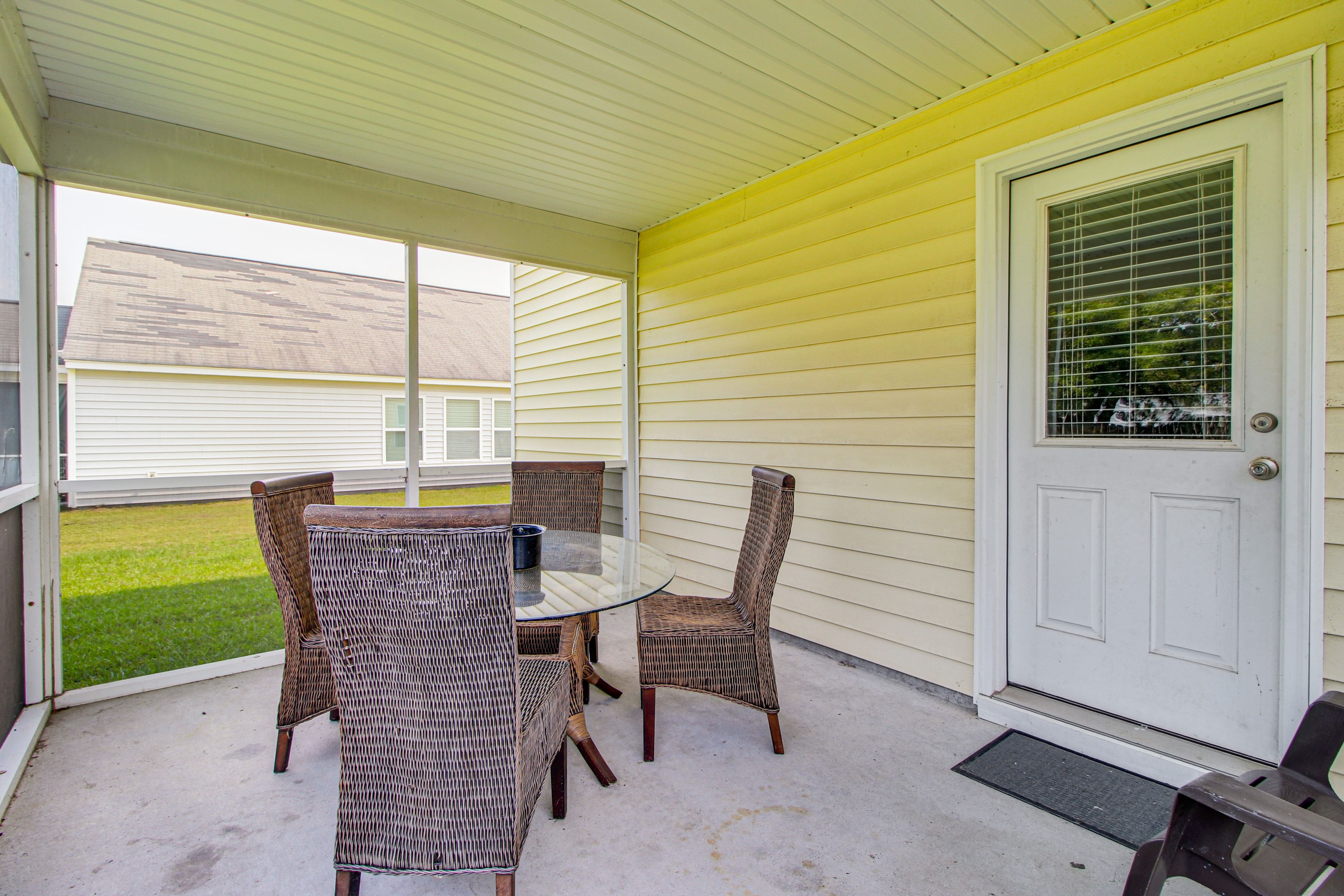 Screened Patio | Outdoor Dining Area