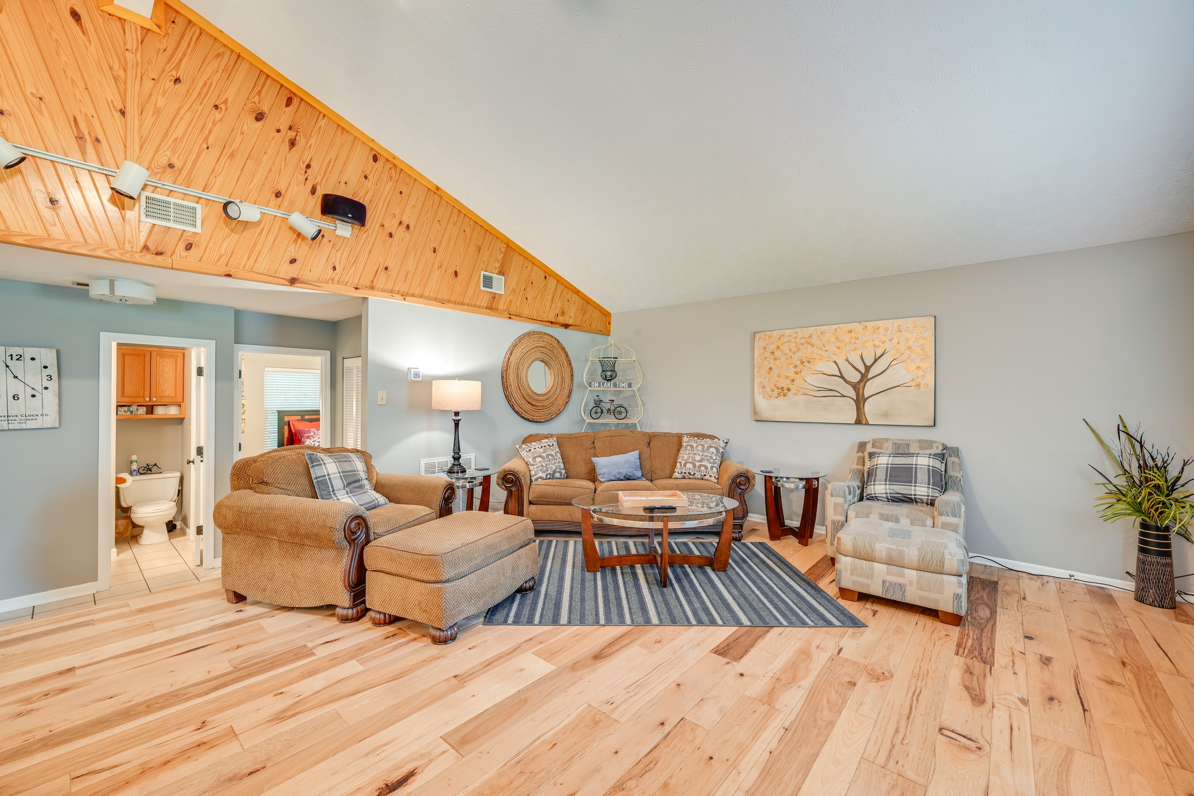 Living Room | Central Heating & A/C | Free WiFi | 1st Floor