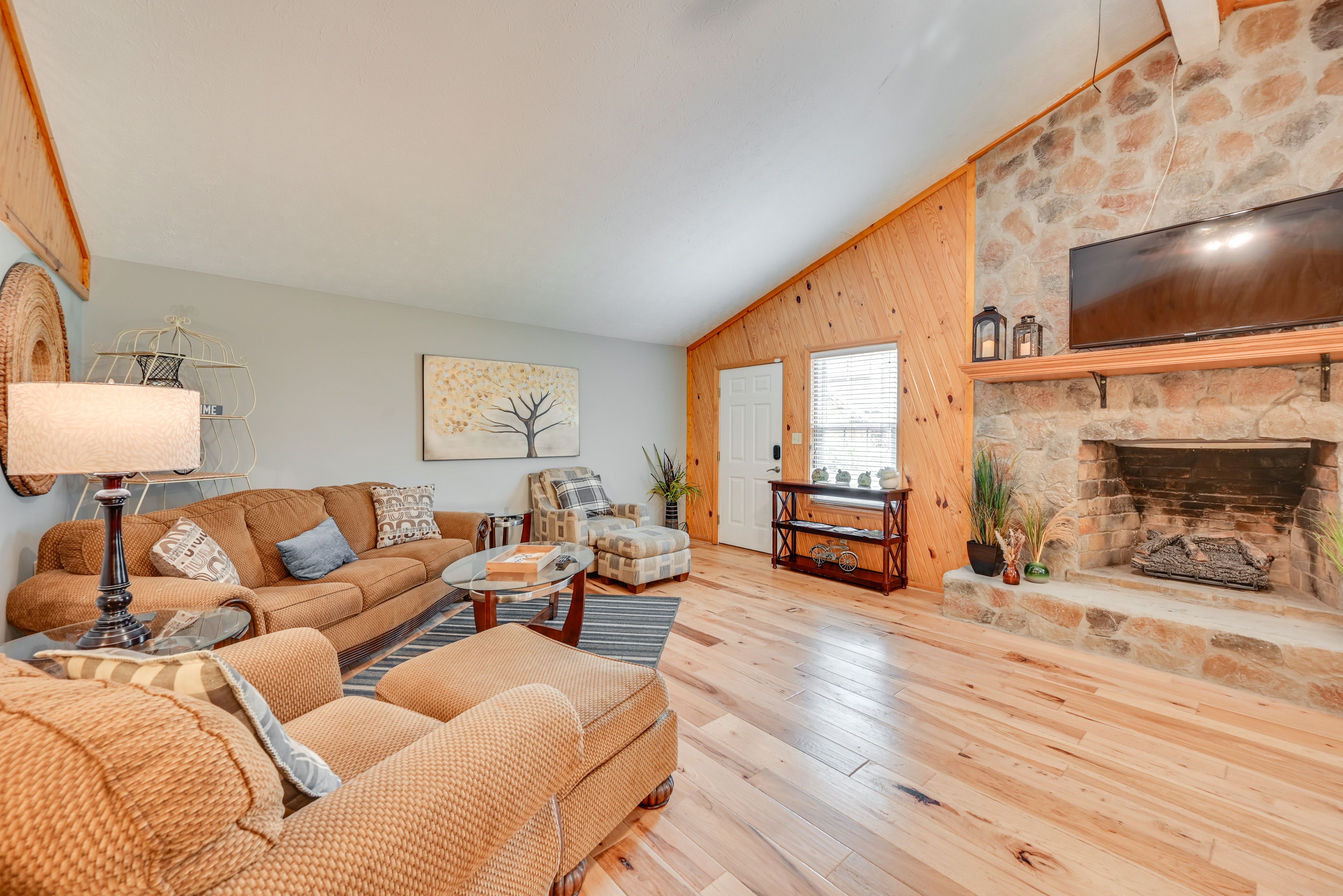 Leitchfield Vacation Rental | 3BR | 3BA | 2,555 Sq Ft | Steps Required