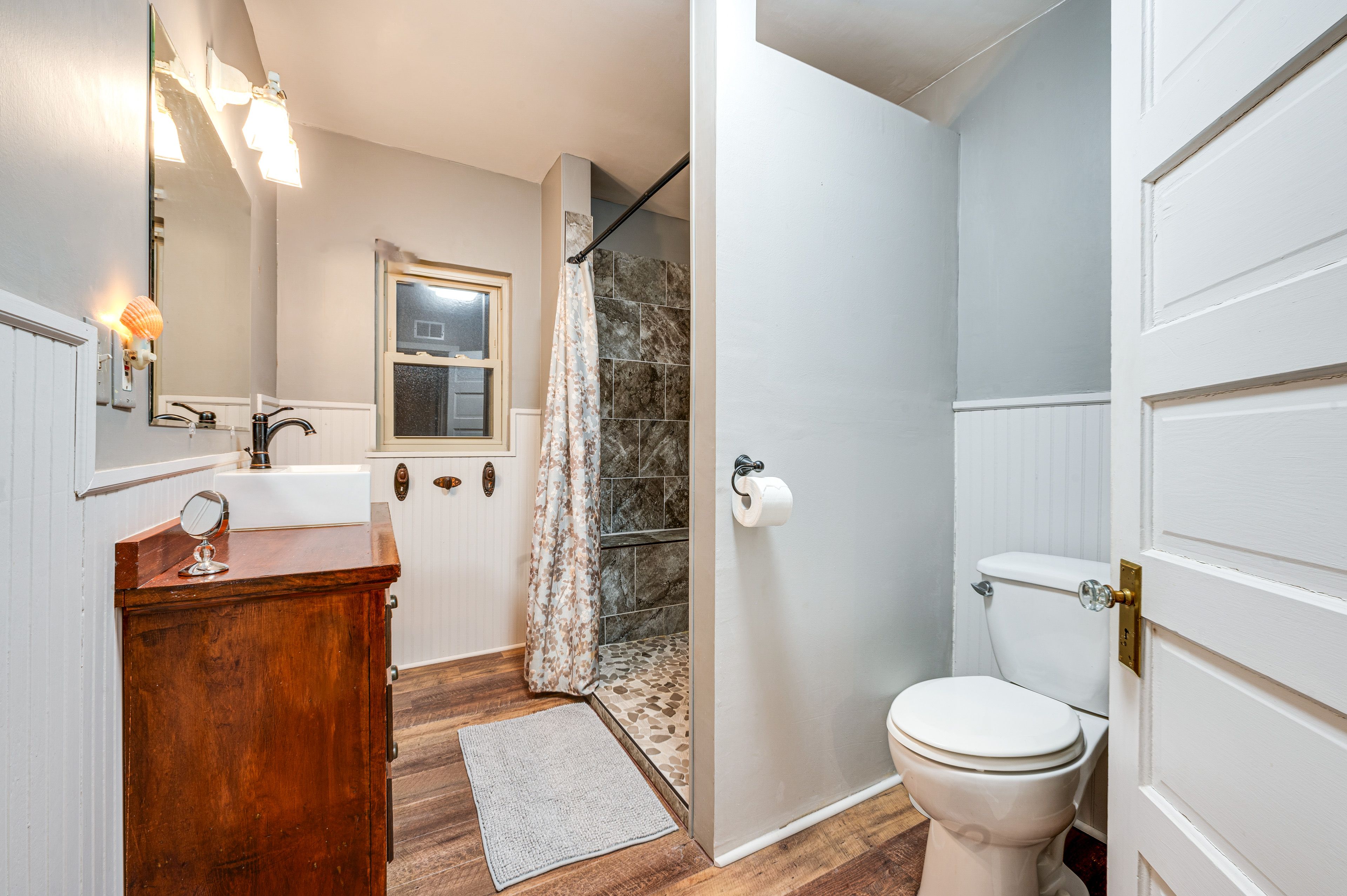 Full Bathroom | 2nd Floor | Complimentary Toiletries