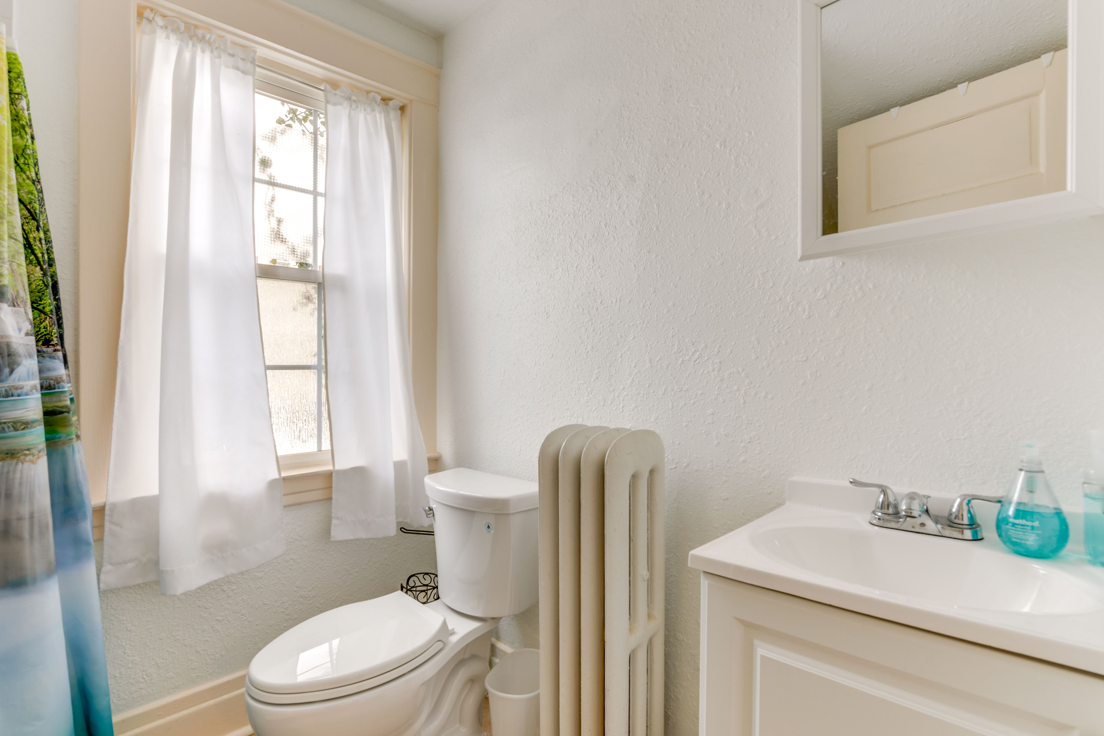 Full Bathroom | Towels Provided | Complimentary Toiletries