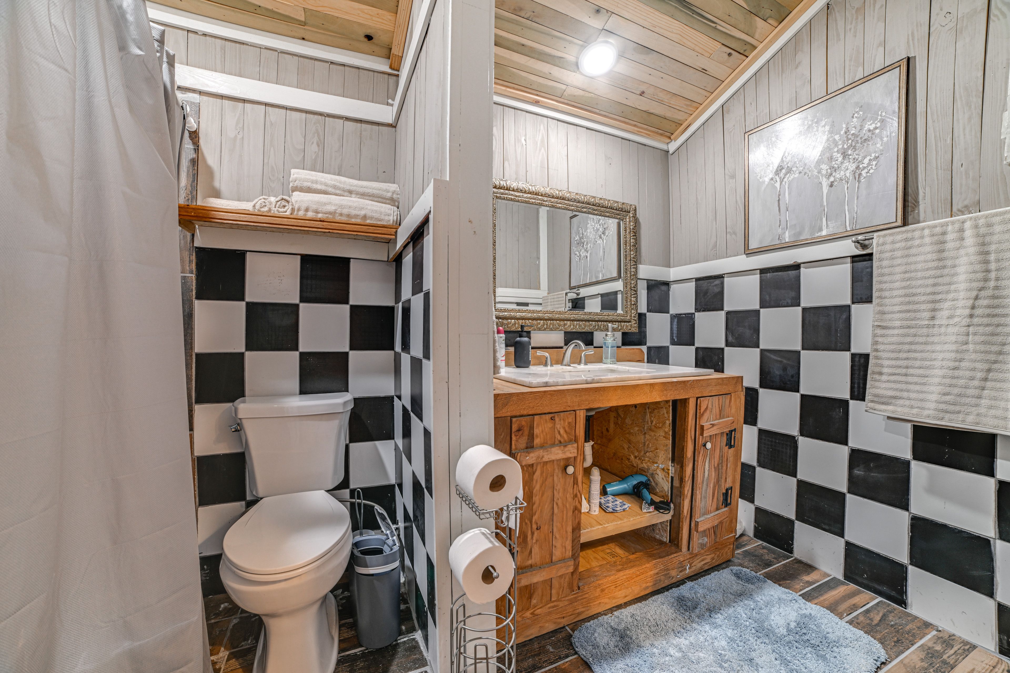Full Bath | Towels | Hair Dryer | Complimentary Toiletries
