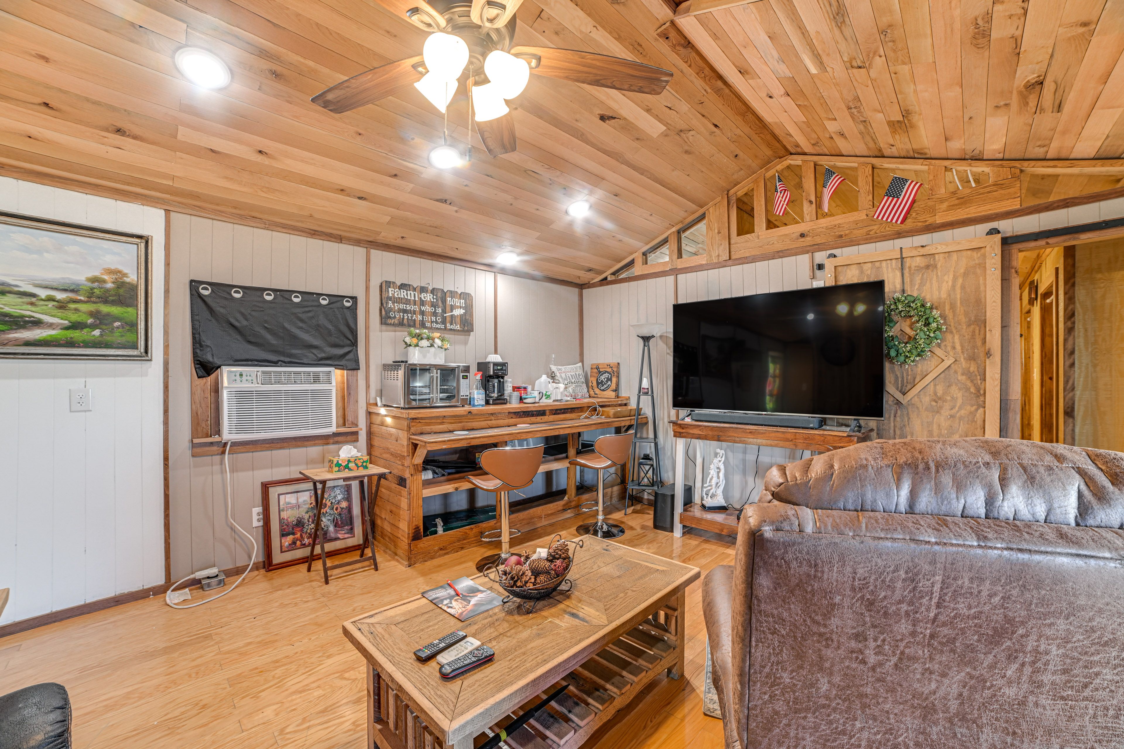 Living Room | Smart TV | Central Heating & A/C | Free WiFi