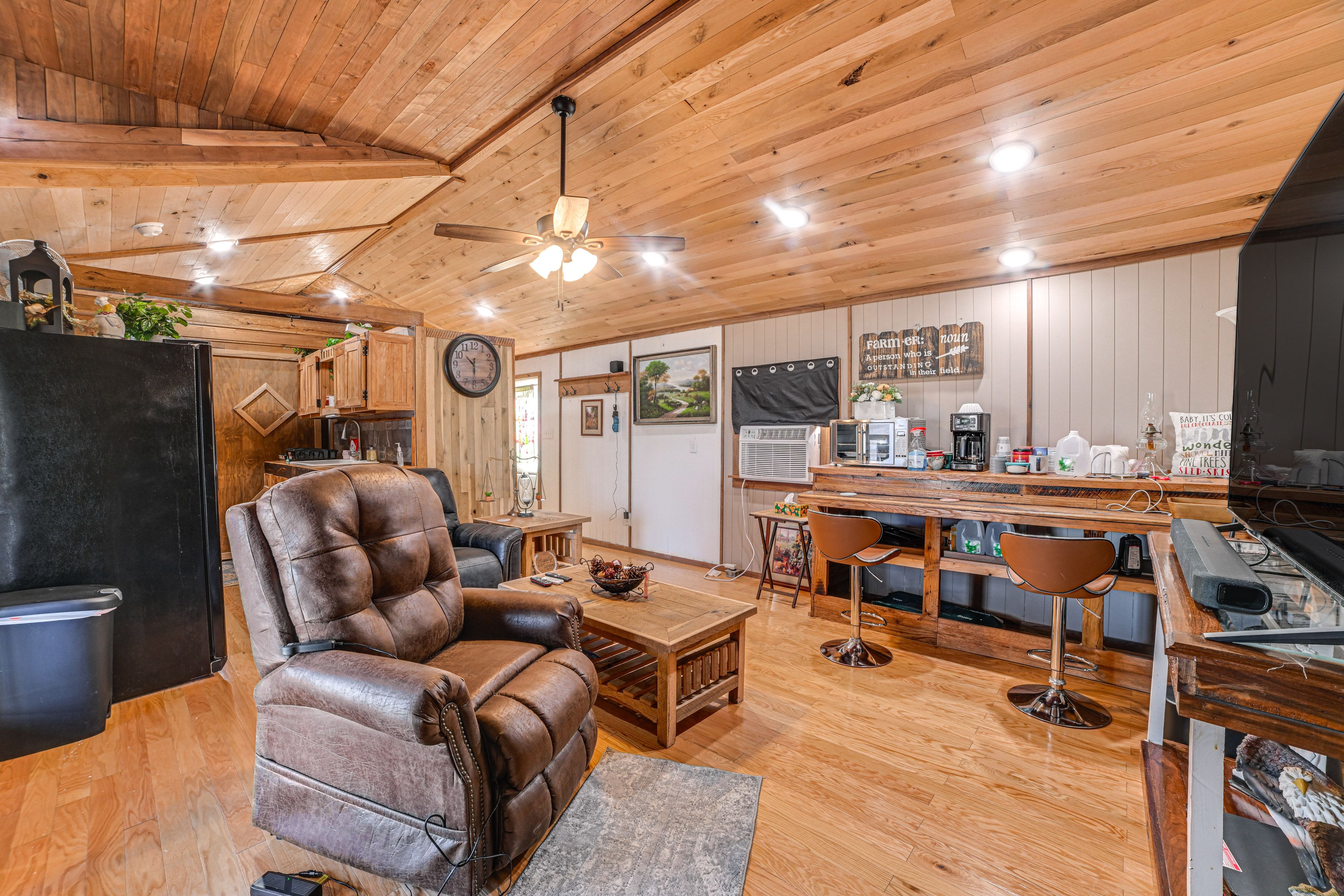 Oak Grove Vacation Rental | 2BR | 1BA | 960 Sq Ft | Stairs to Enter