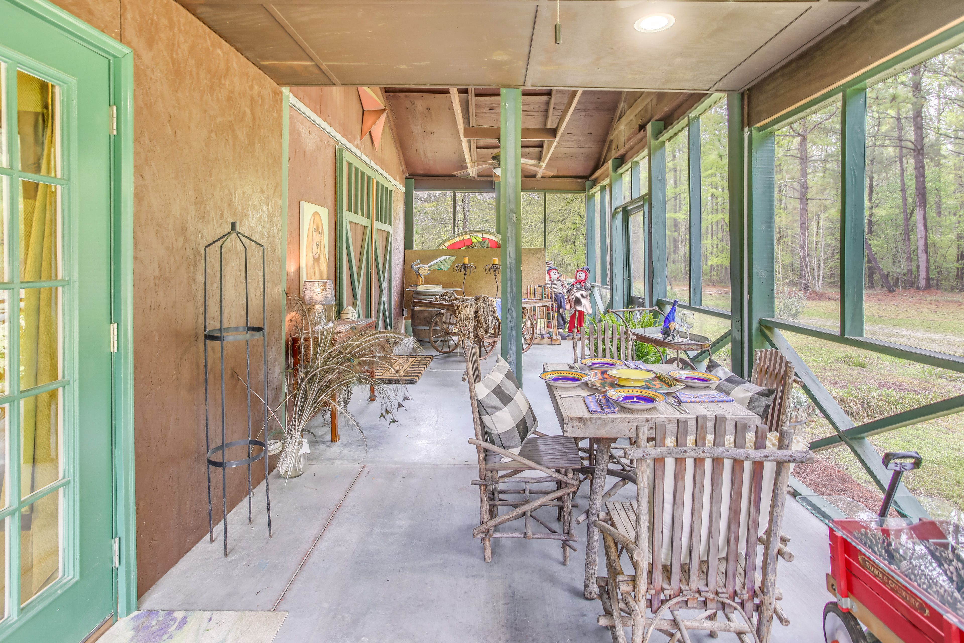 Screened-In Patio | Outdoor Dining Area | Croquet Set