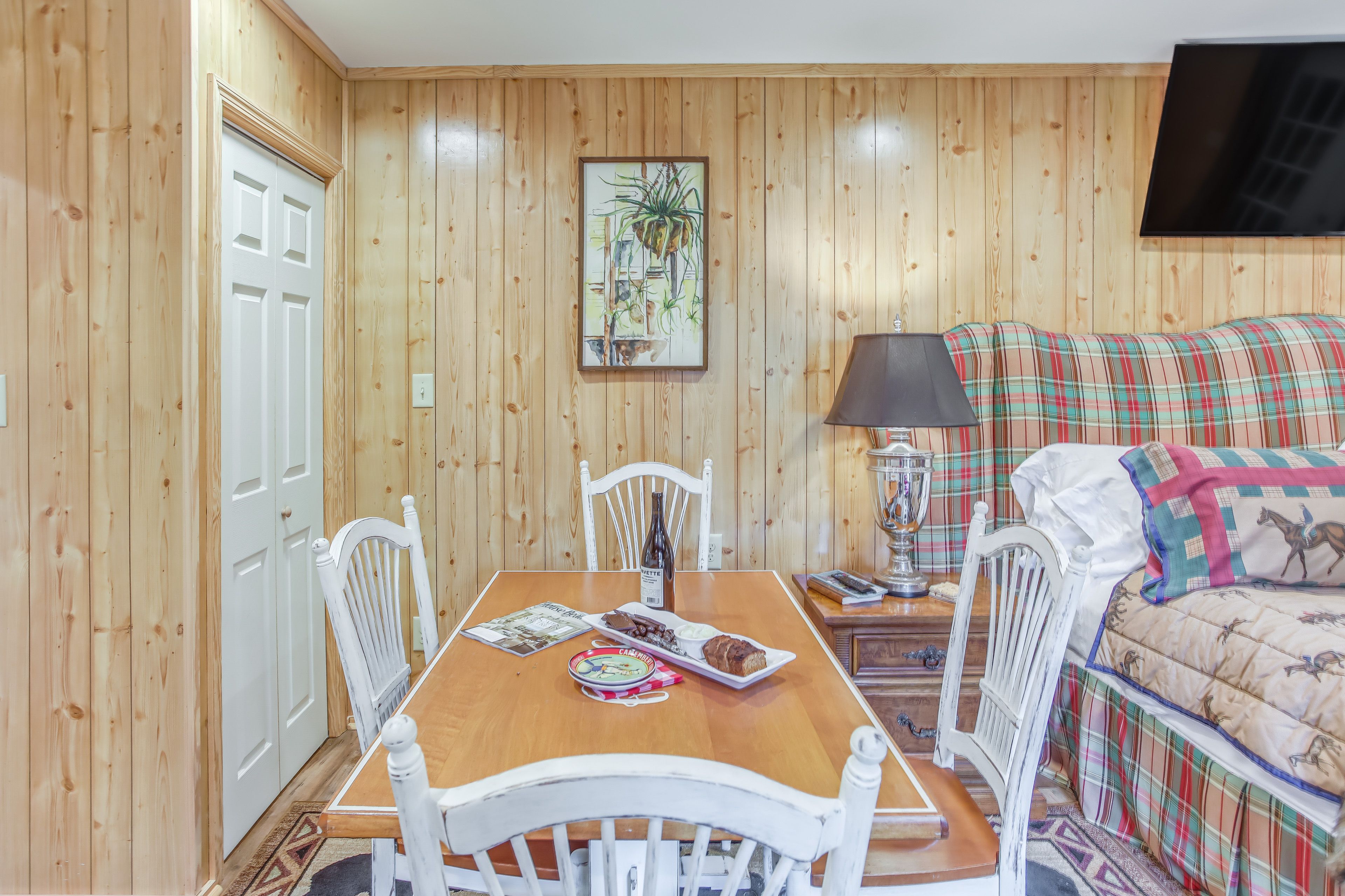 Dining Area | Dishware/Flatware Provided