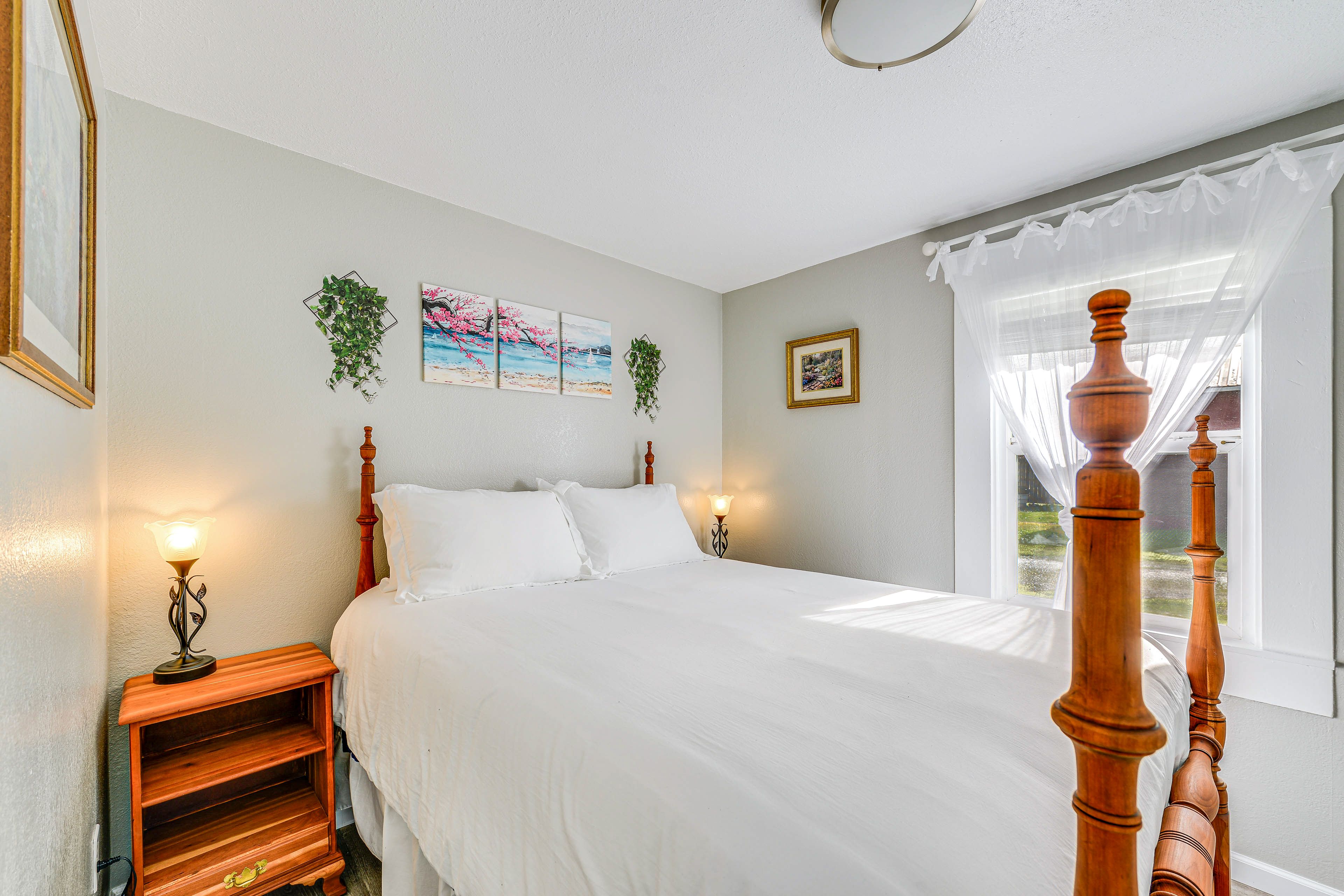 Bedroom 1 | Queen Bed | Linens Provided