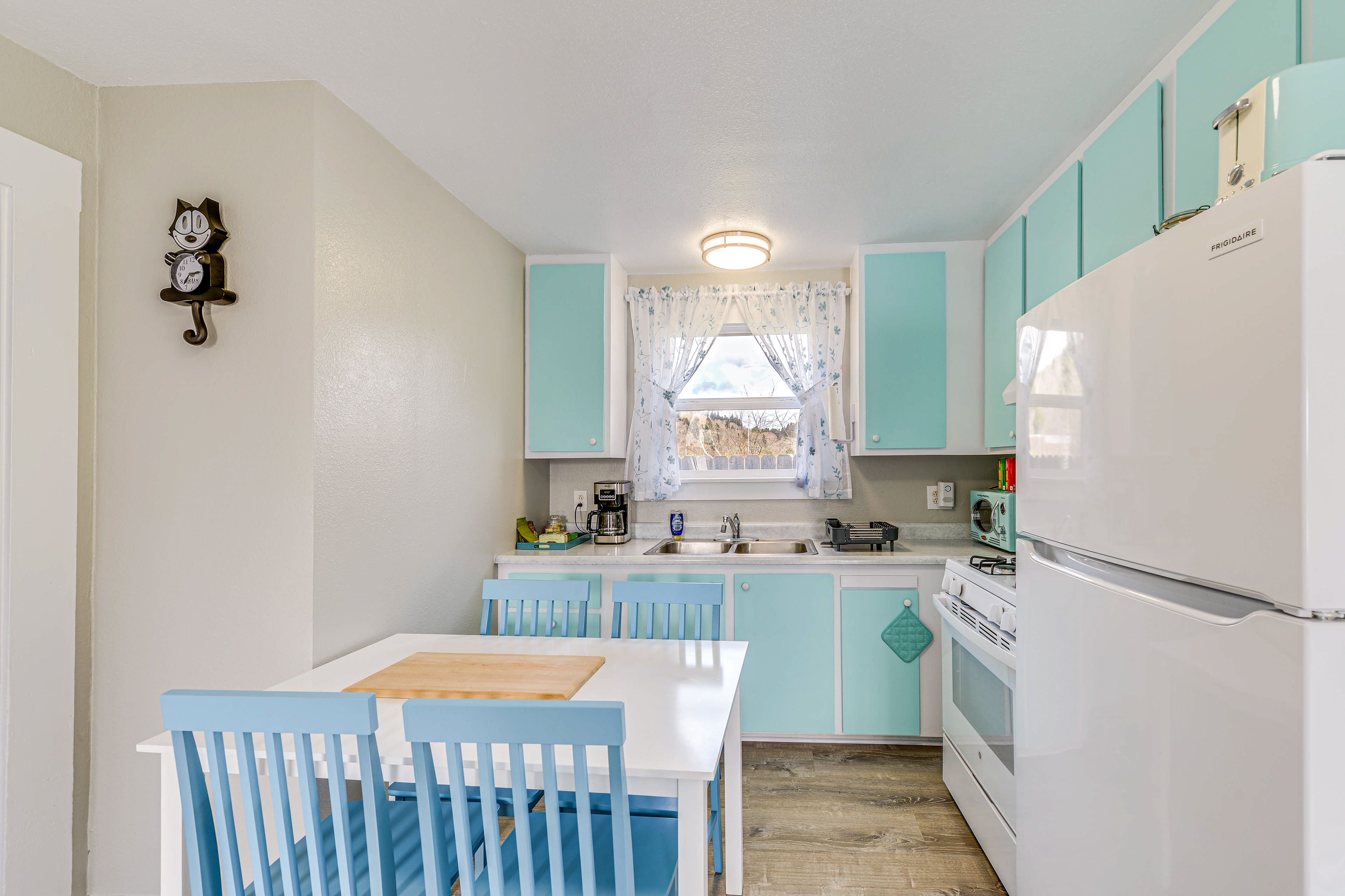 Dining Area | Dishware/Flatware | Trash Bags/Paper Towels