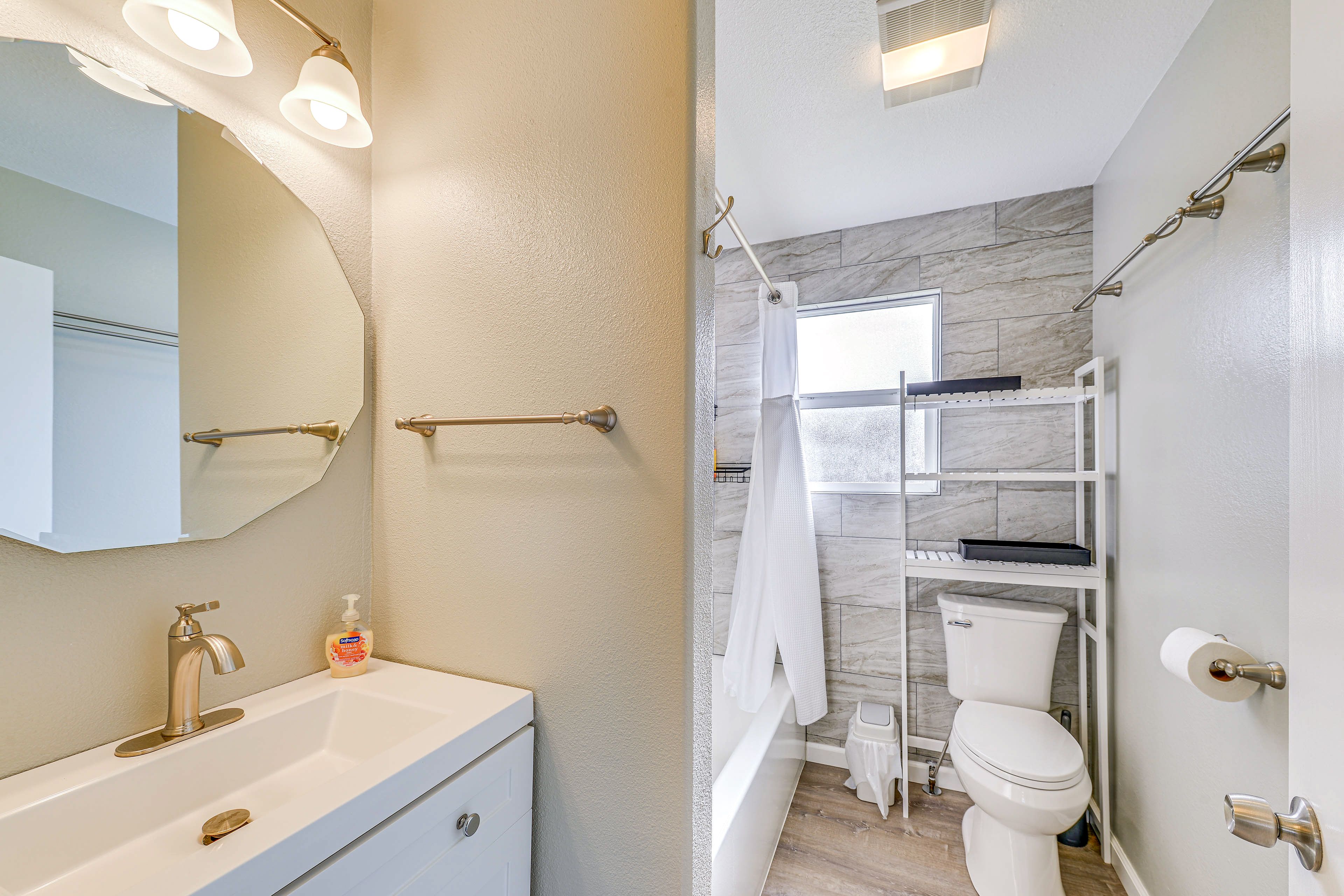 Full Bathroom | Towels Provided | Complimentary Toiletries
