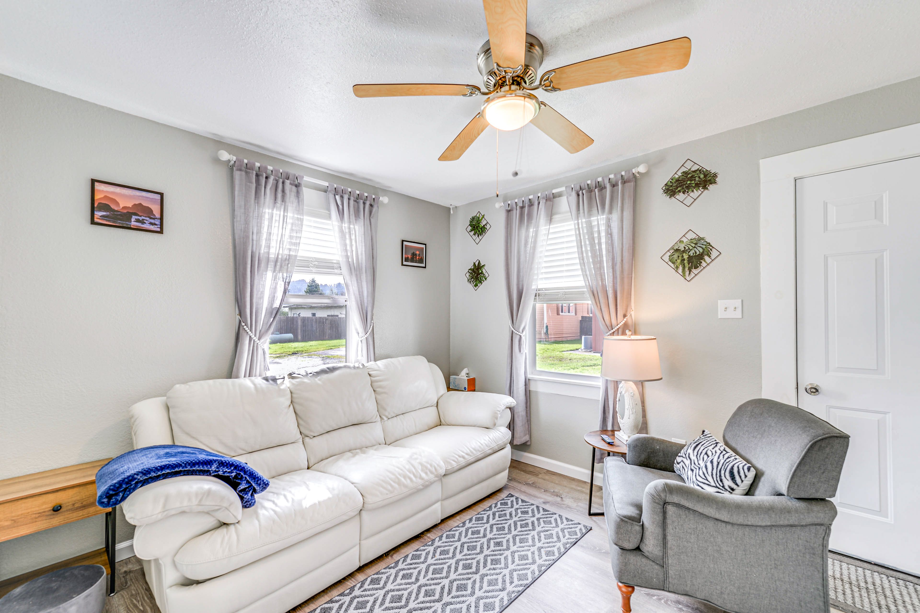 Living Room | Single-Story Cottage | Free WiFi | Flat-Screen TV