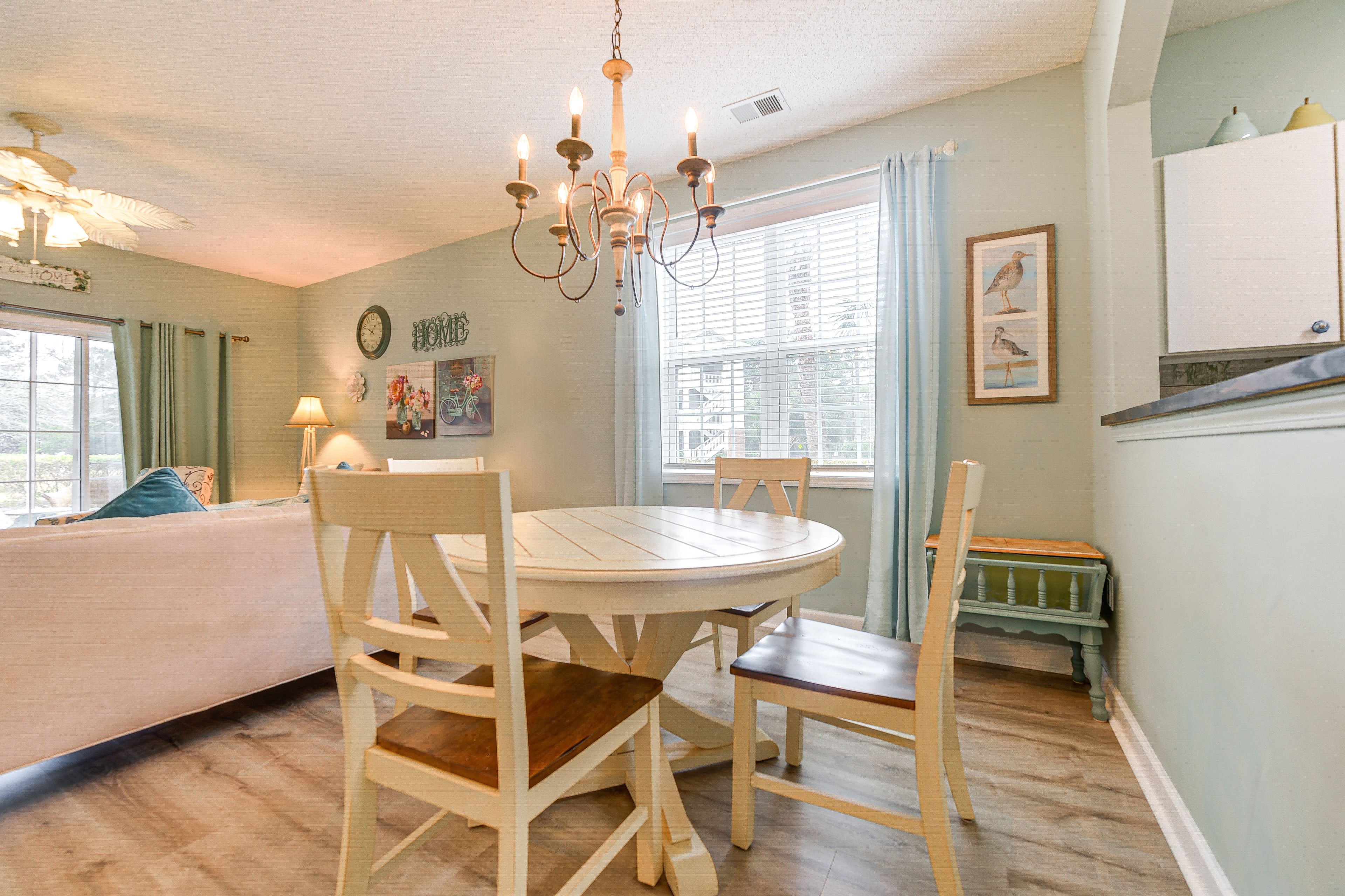 Dining Area | Open Floor Plan | Free WiFi