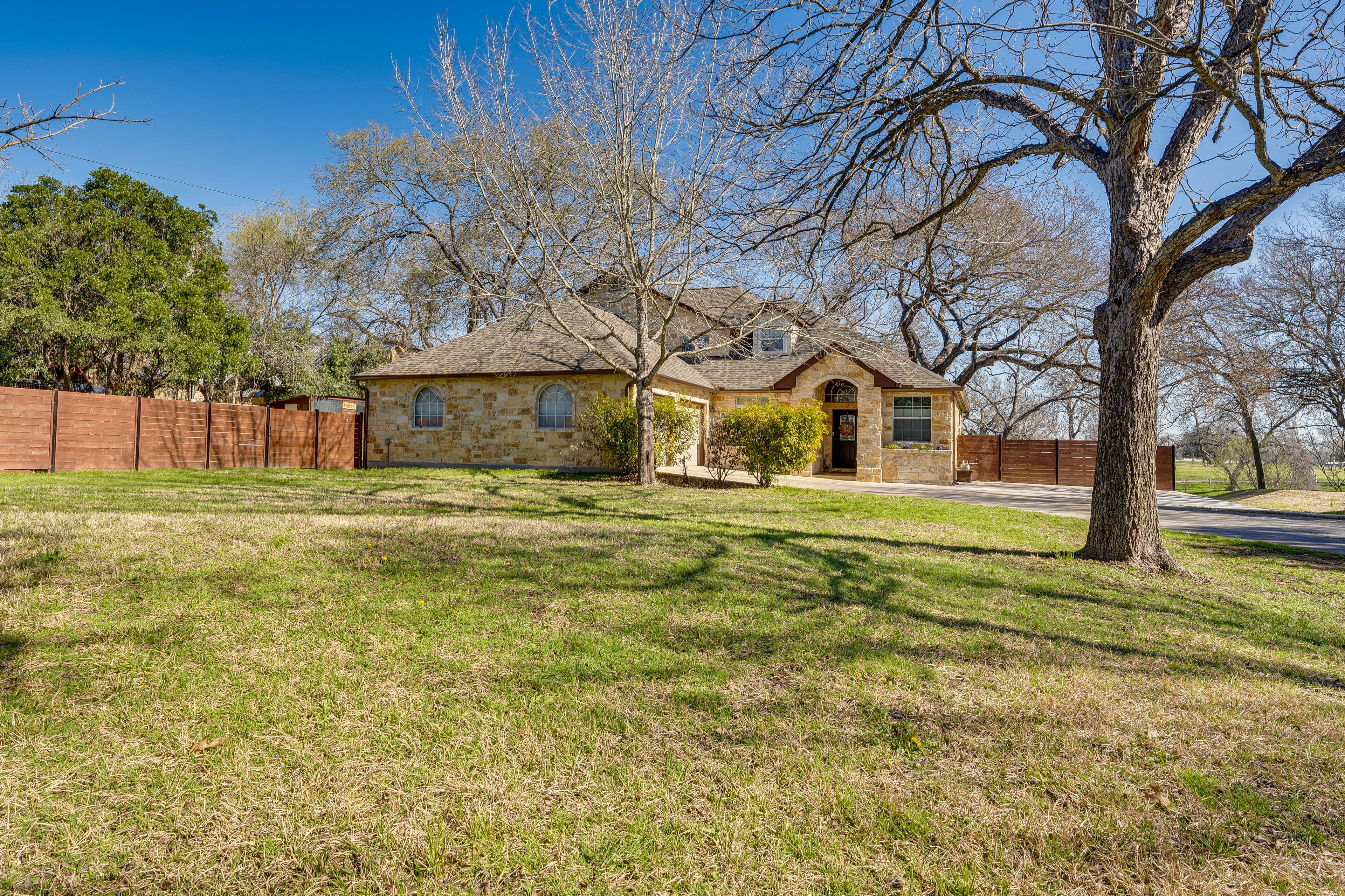 Parking | Ample Driveway Parking | RV/Trailer Parking