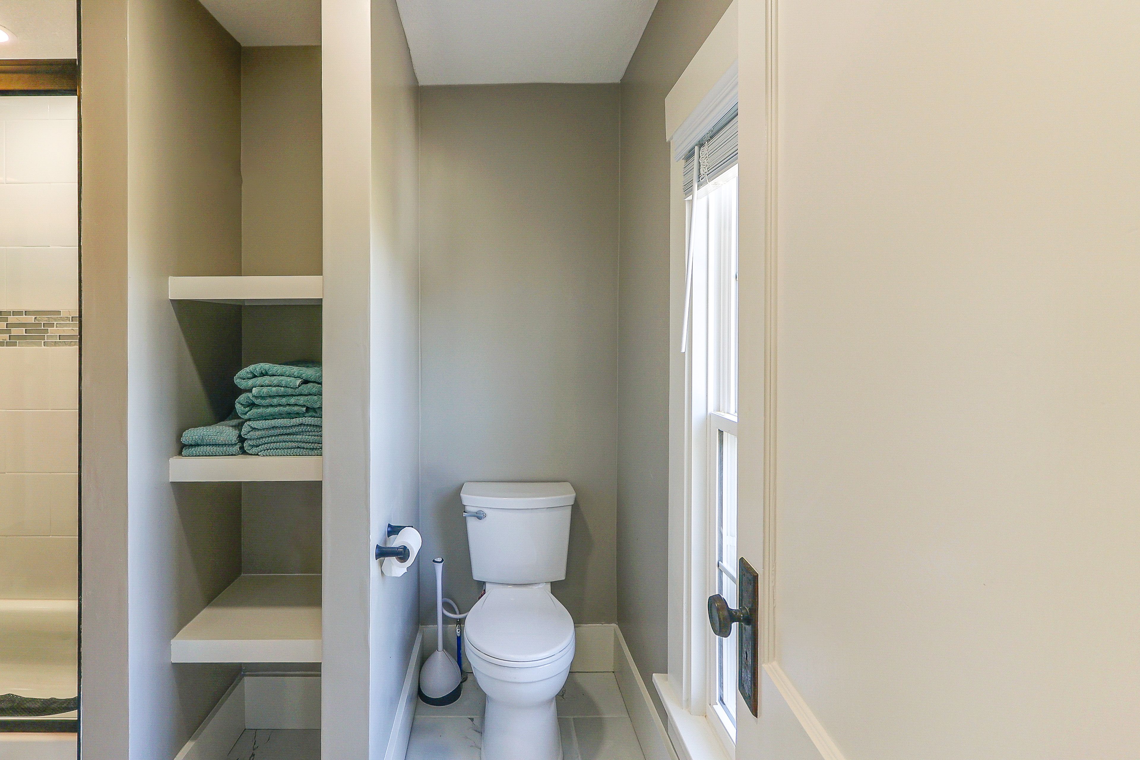 Full Bathroom | Towels Provided | 2nd Floor