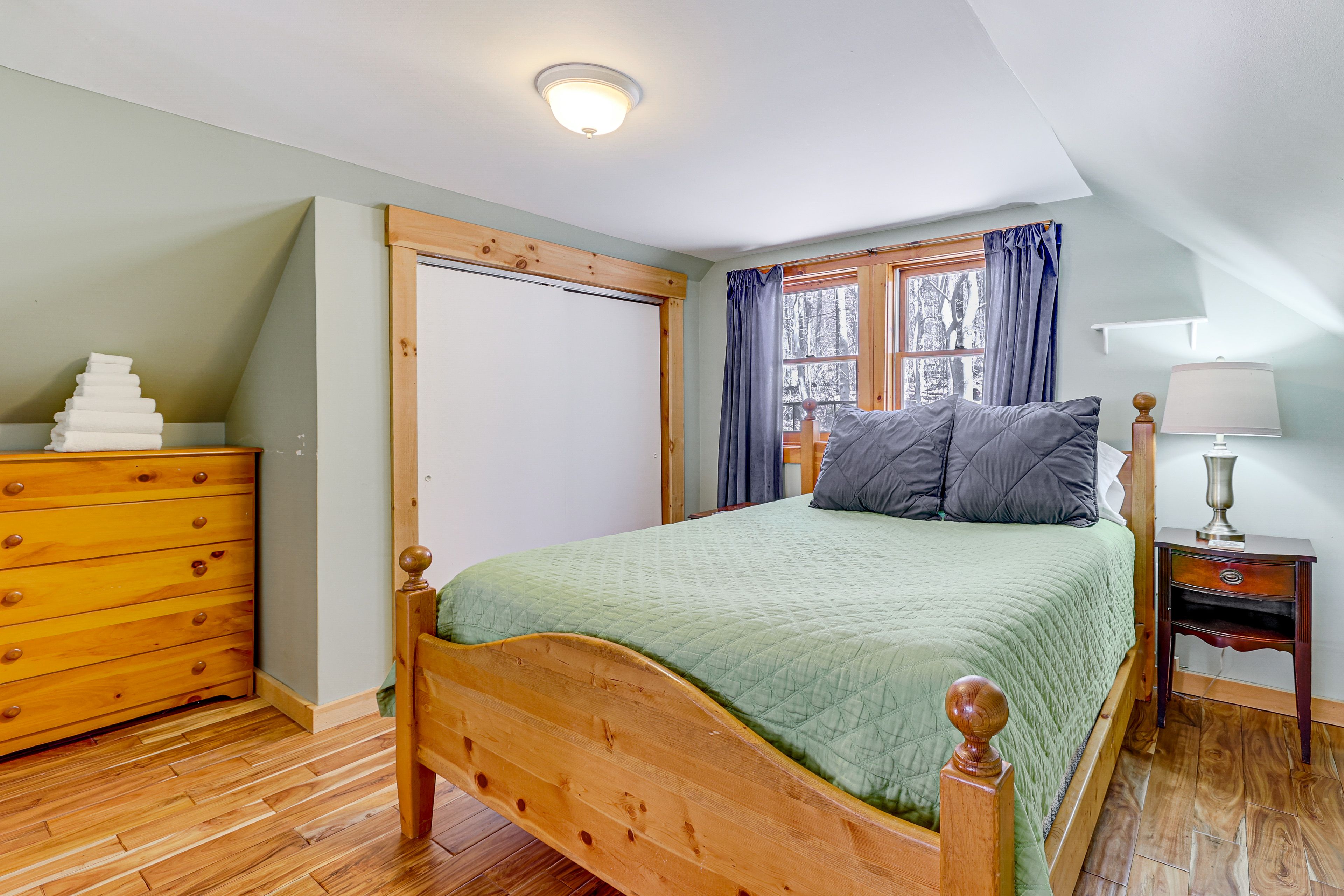 Loft | Queen Bed | 2nd Floor