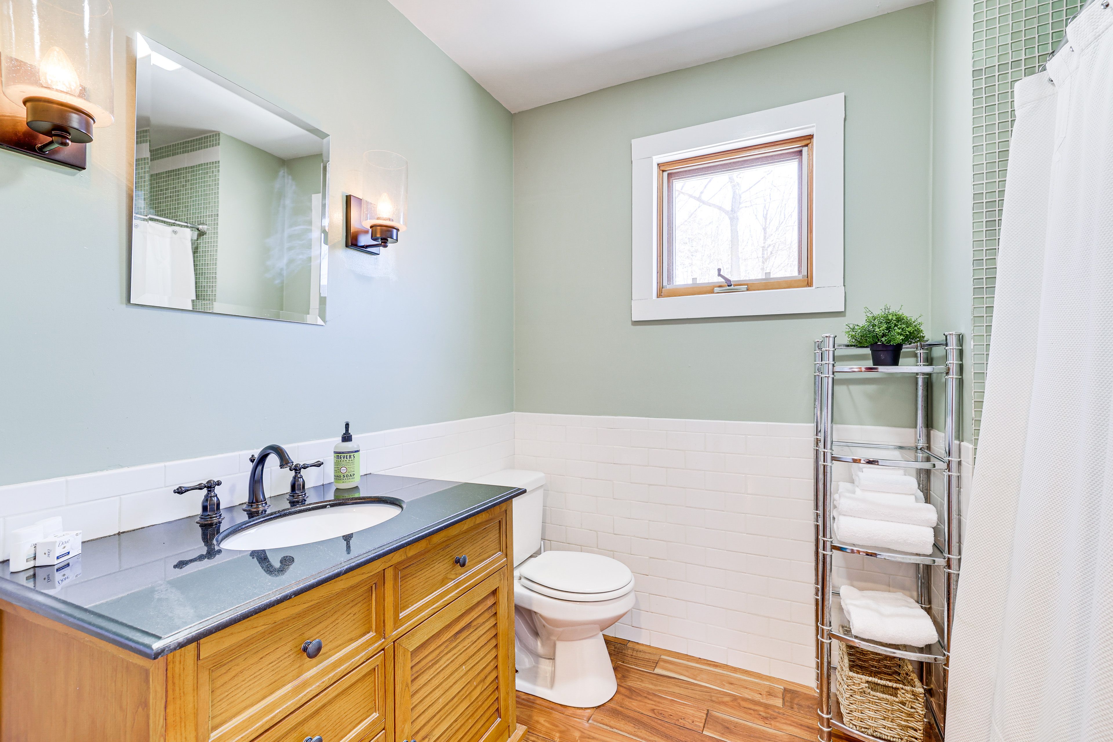 Full Bathroom | Complimentary Toiletries | 1st Floor