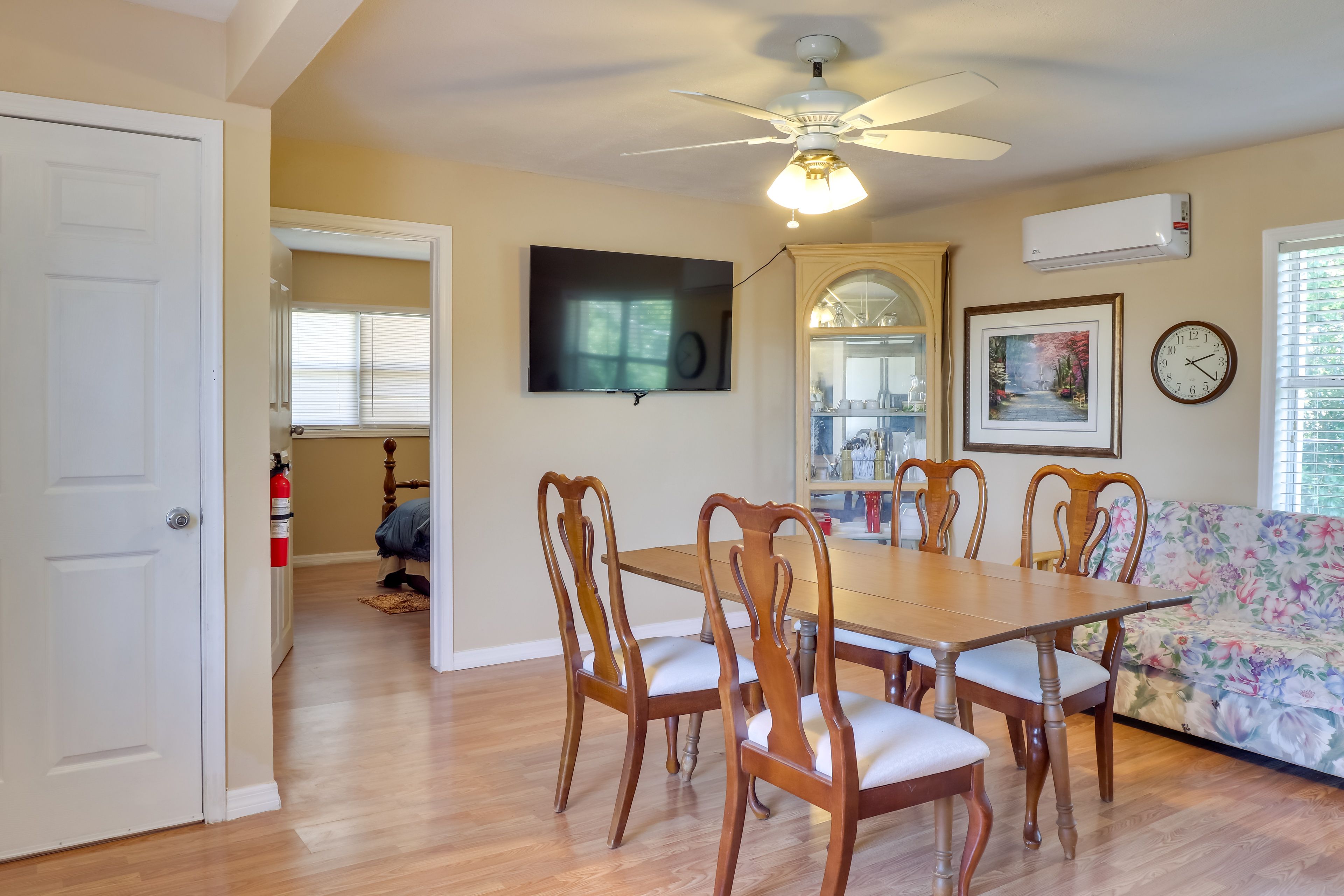 Living Area | Flat-Screen TV | Central A/C | Ceiling Fans | Free WiFi