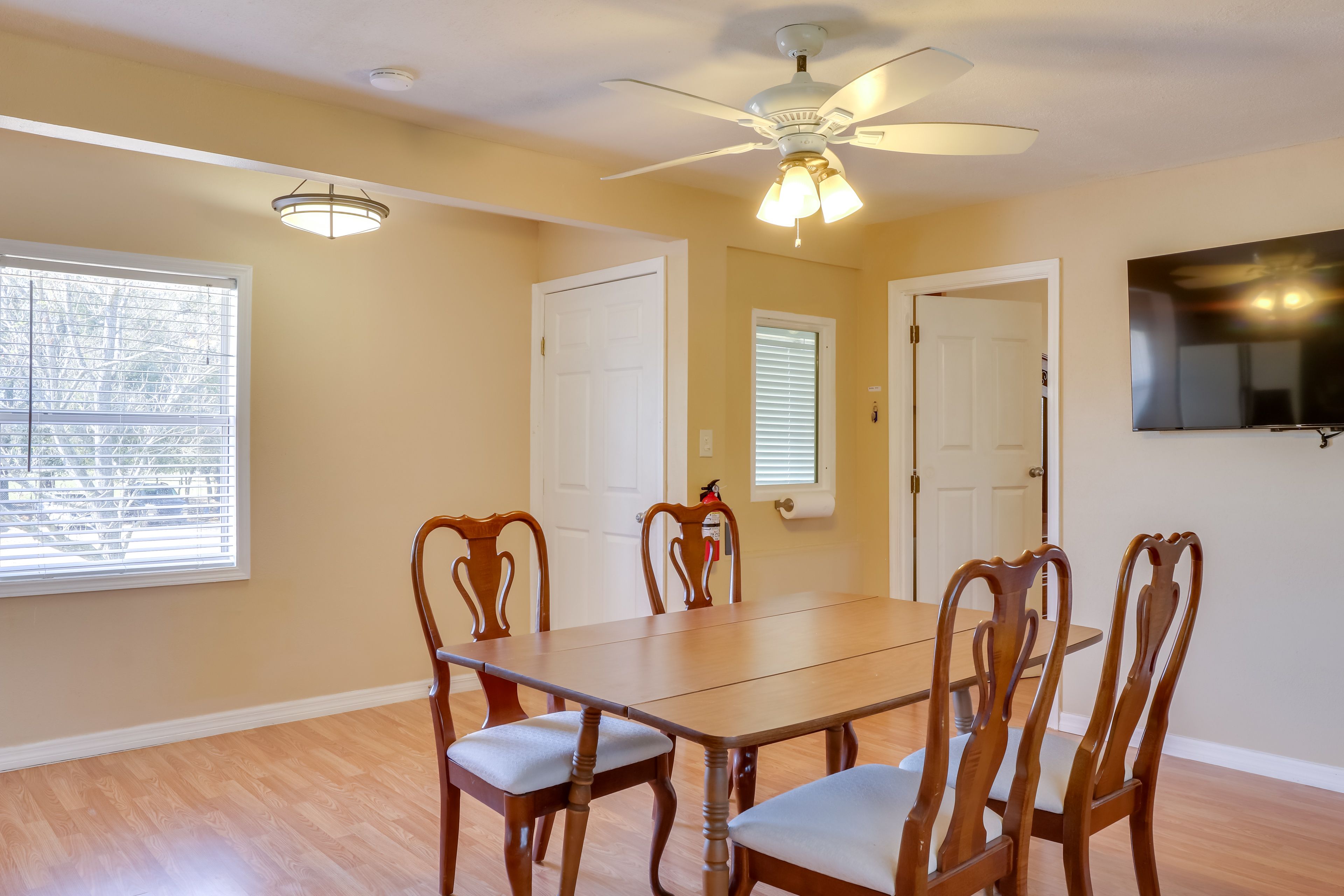 Dining Area | Dining Table | Dishware/Flatware