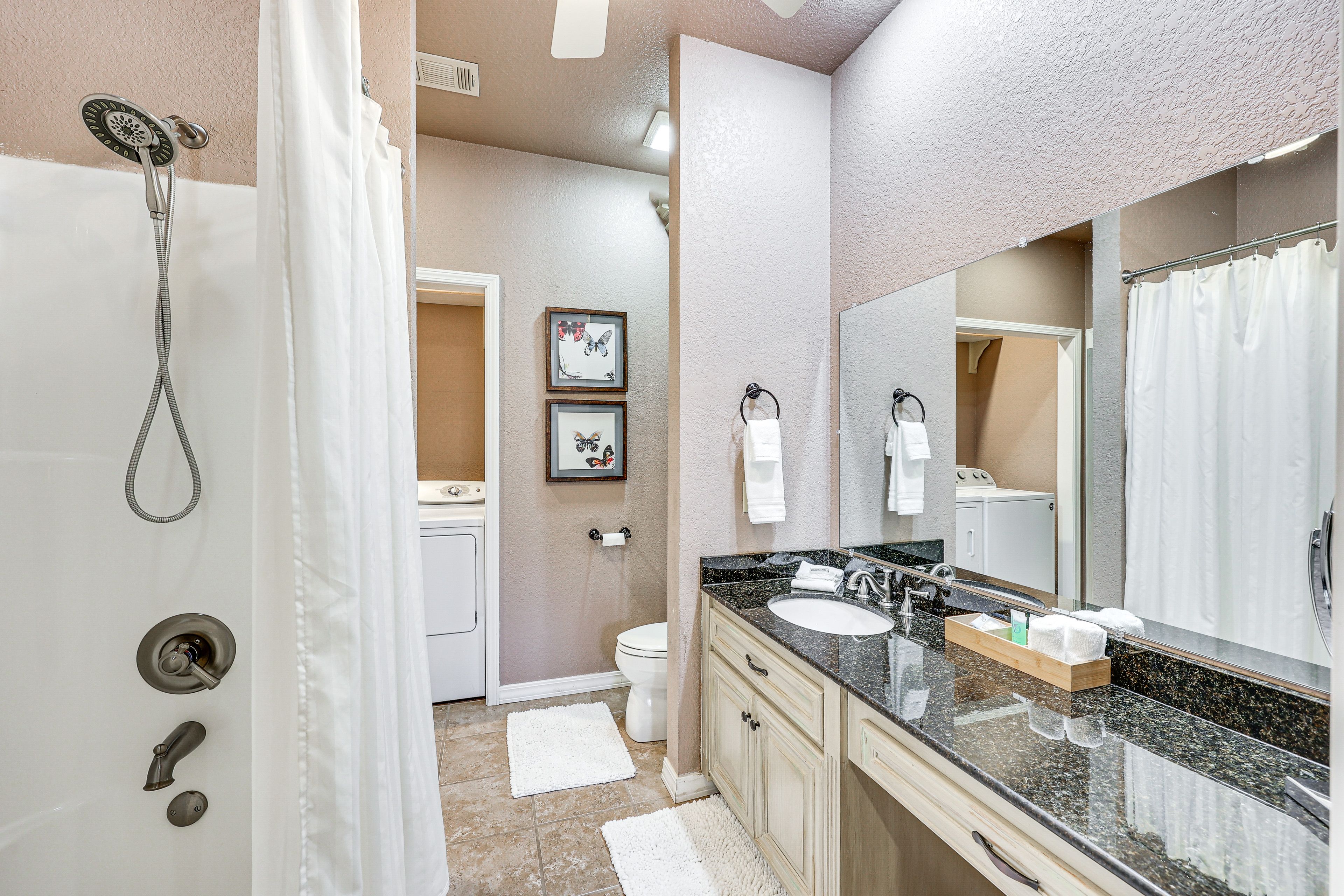 Full Bathroom | Complimentary Toiletries | Towels Provided