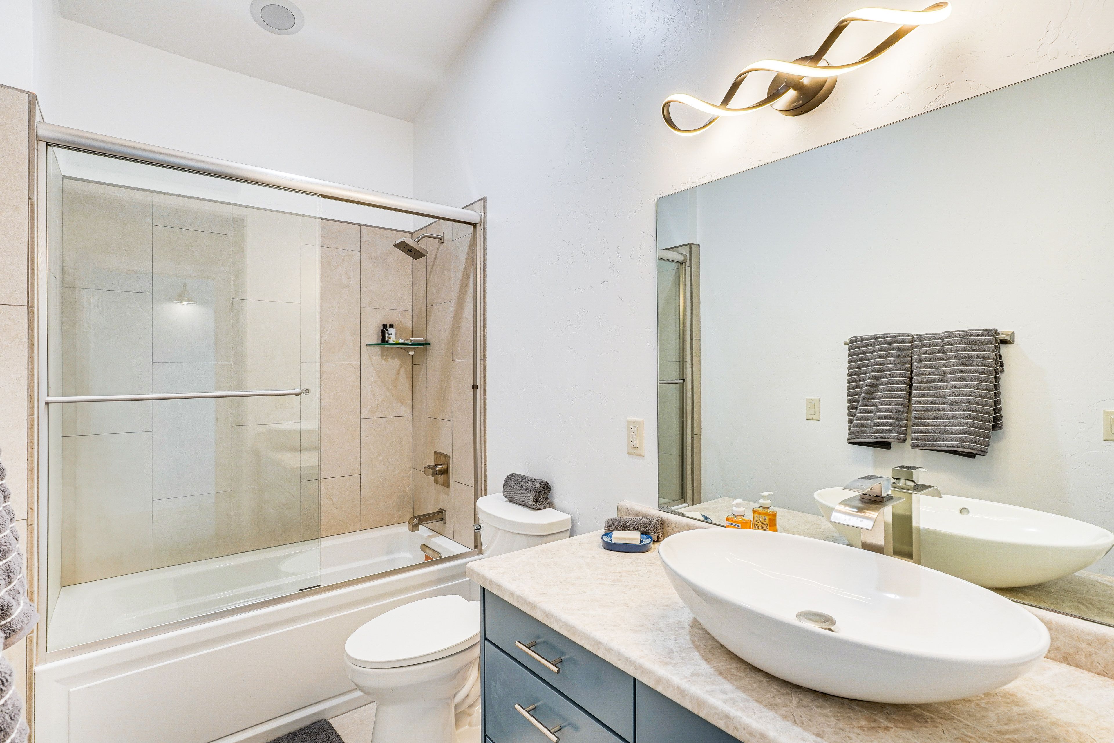 Full Bathroom | Towels Provided