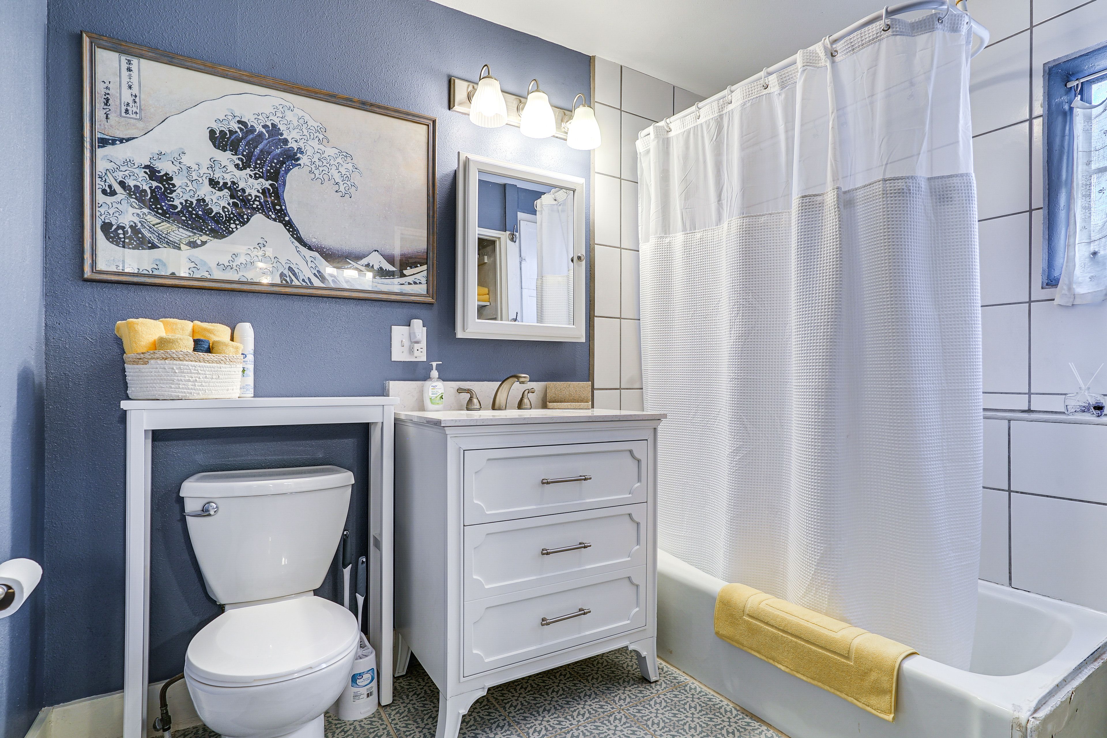 Full Bathroom | Towels Provided