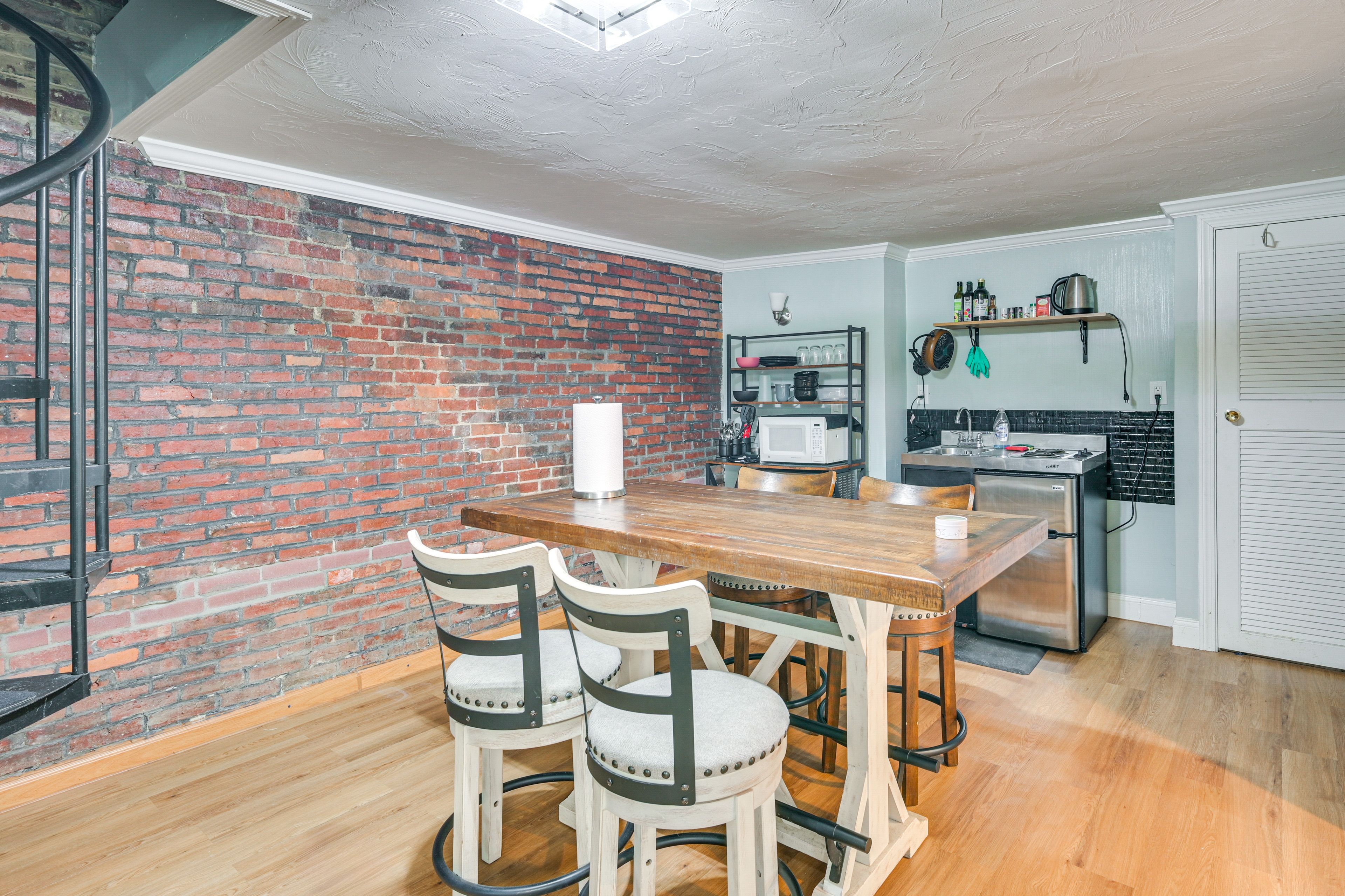 Kitchenette | Dishware/Flatware Provided | Trash Bags/Paper Towels