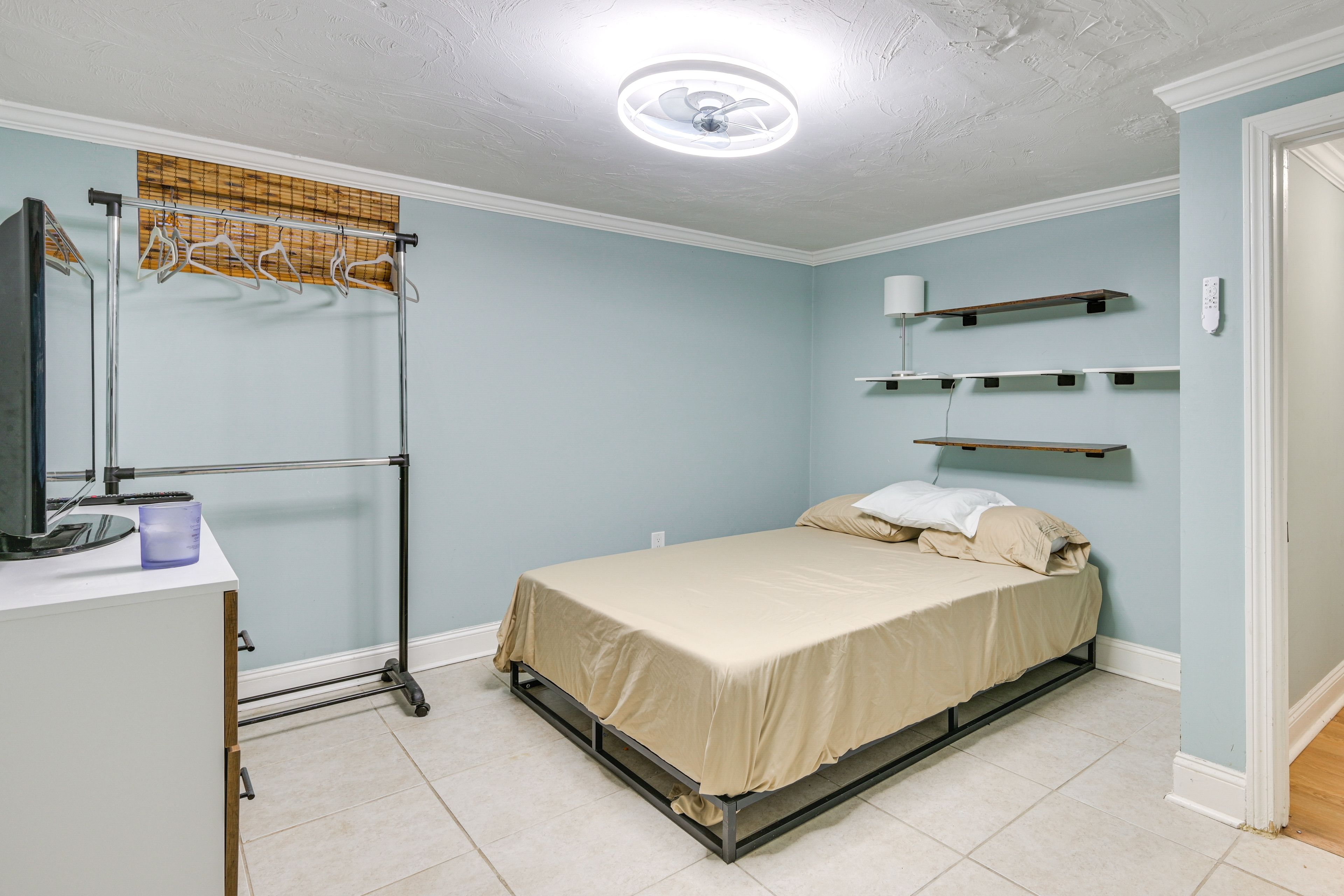 Bedroom | Queen Bed | Linens Provided | Smart TV
