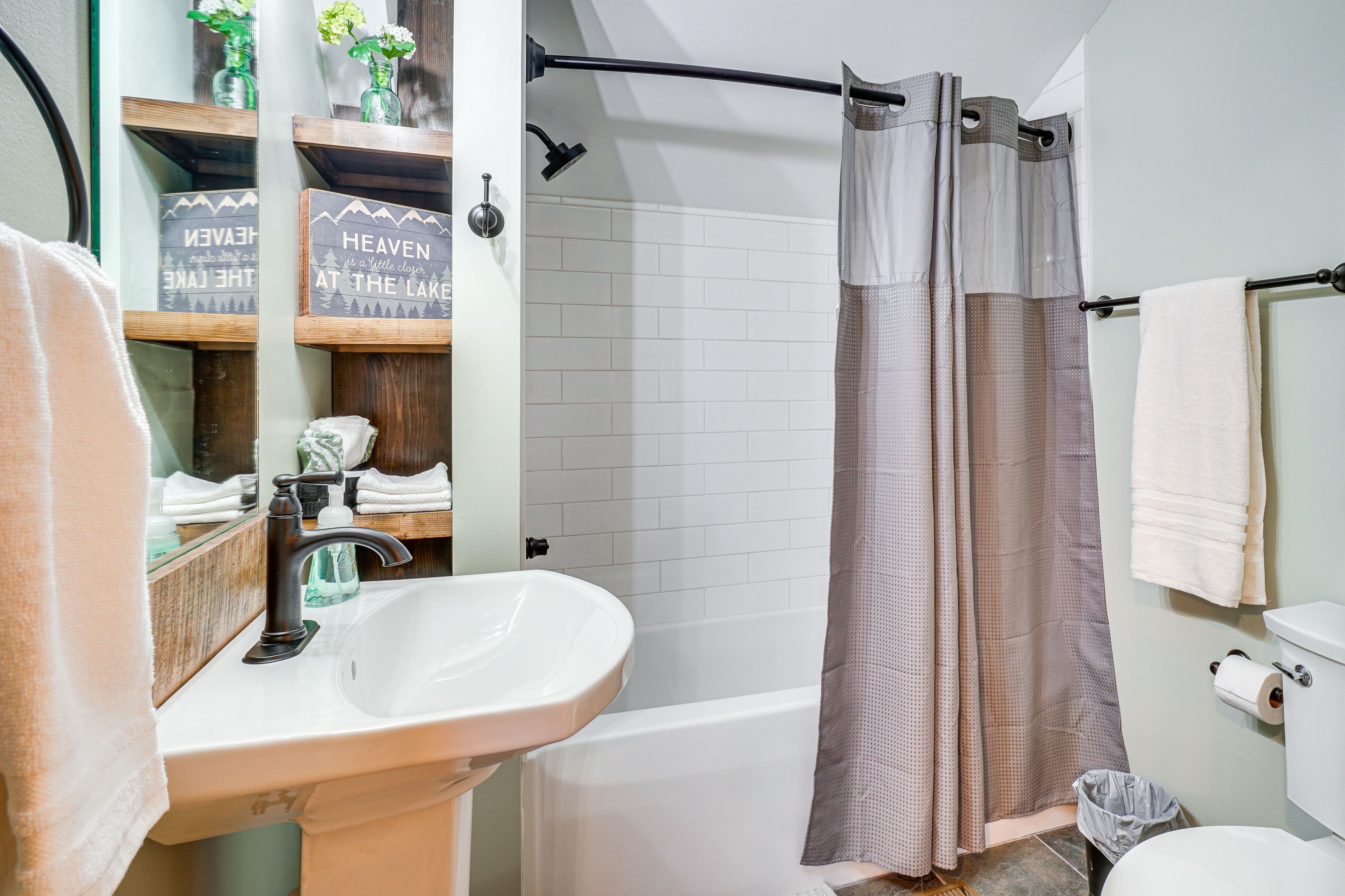 Full Bathroom | 2nd Floor
