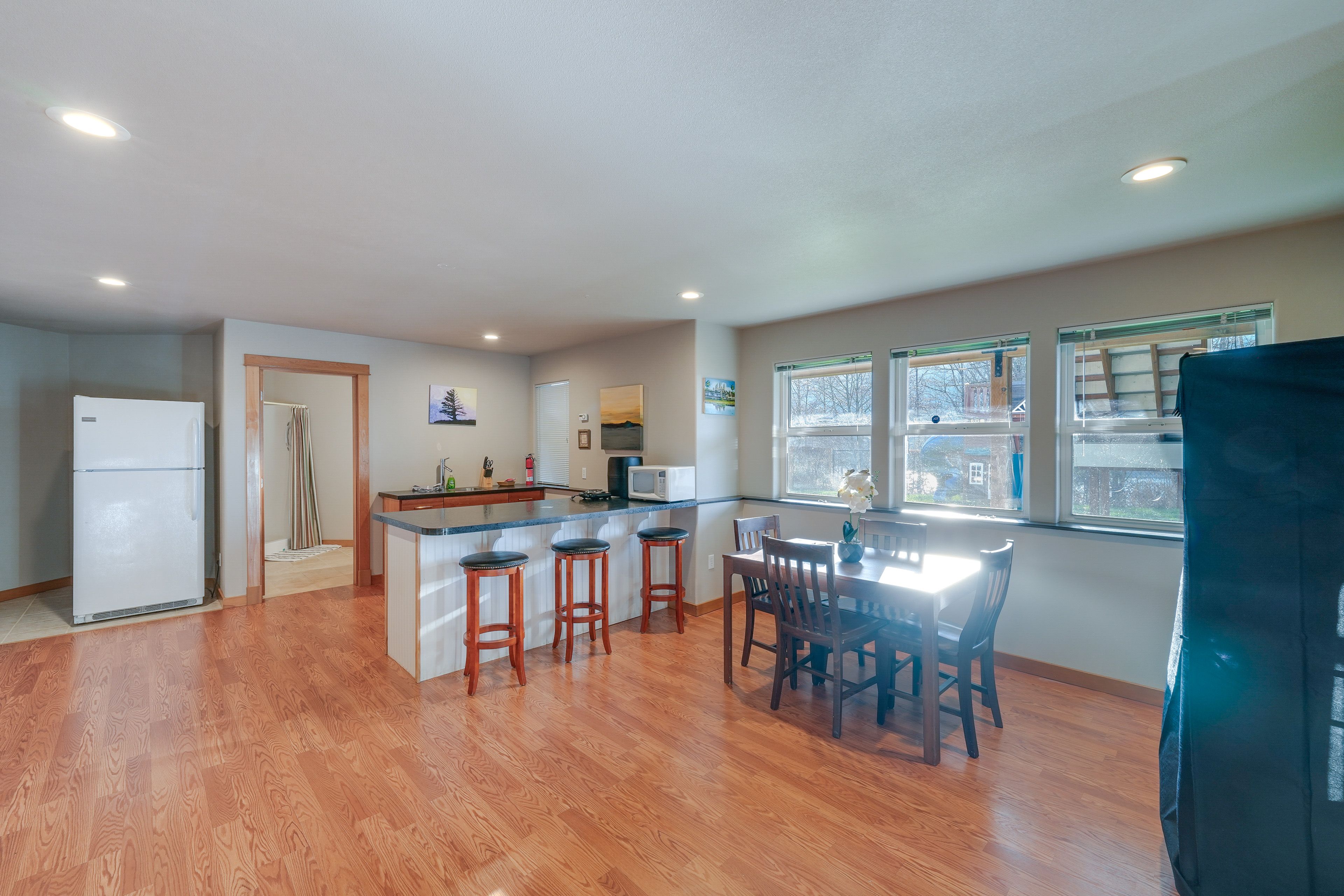 Dining | Dishware & Flatware Provided