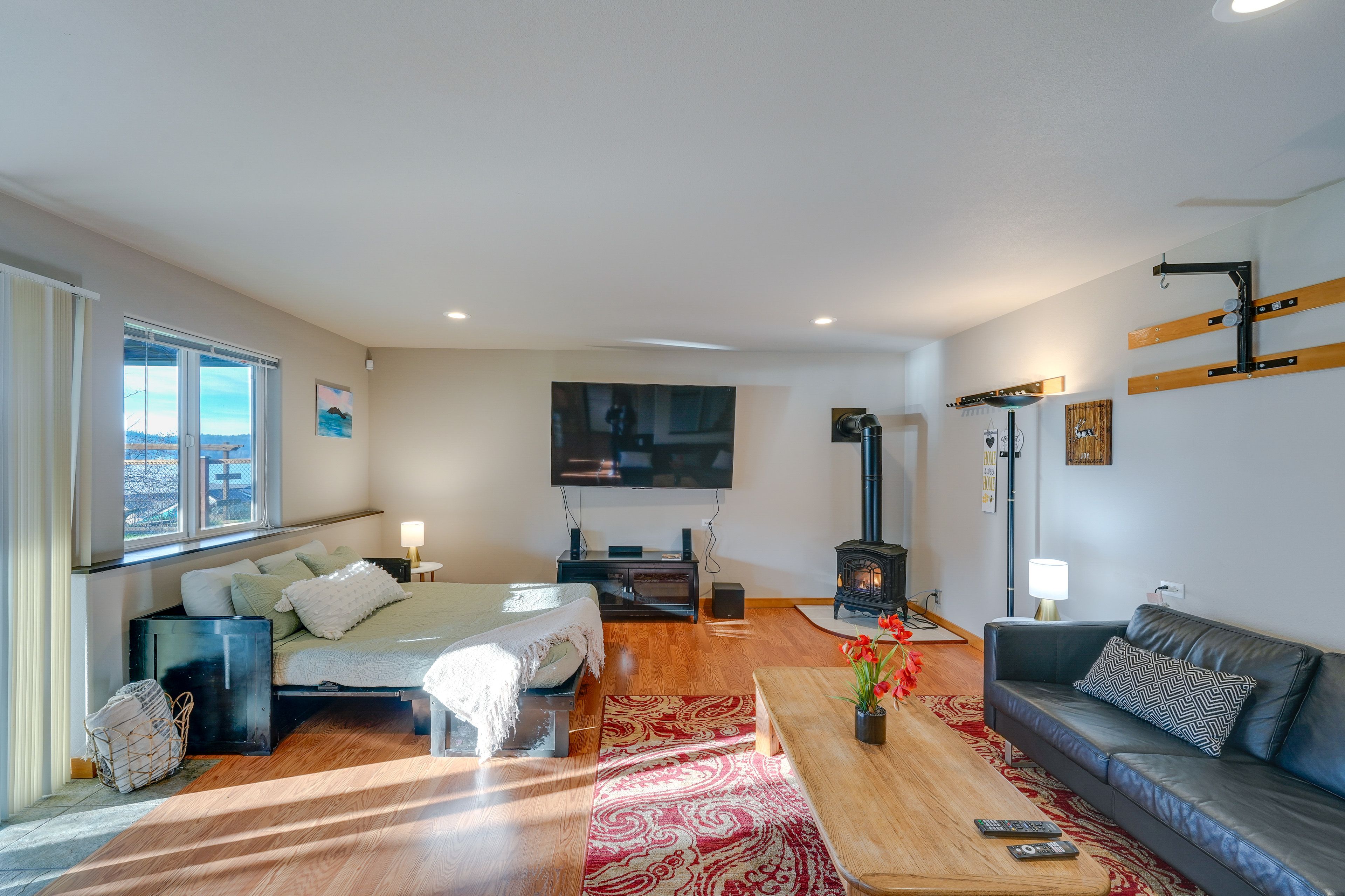 Studio Interior | Gas Fireplace | Smart TV | Full Bed | Queen Futon