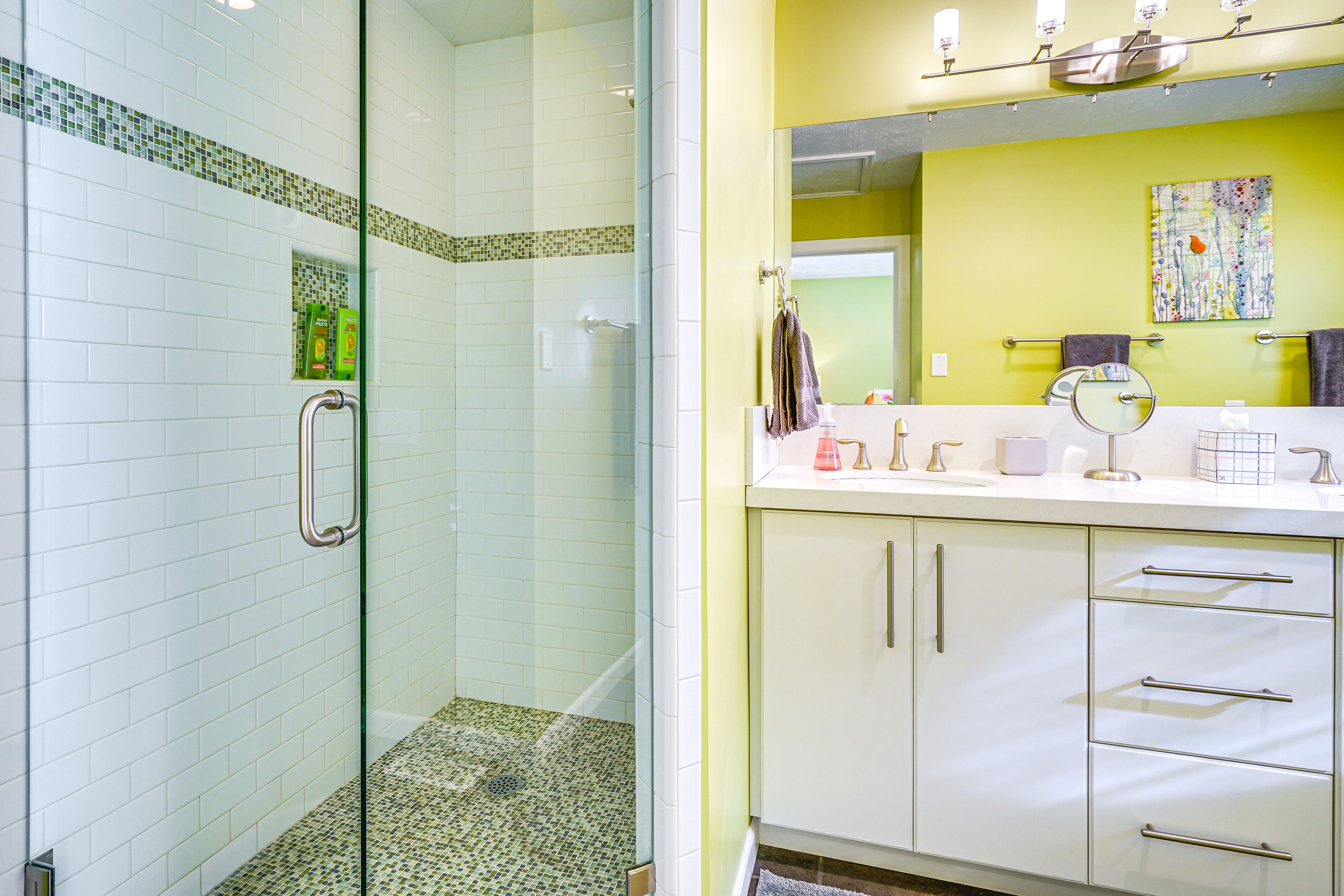 En-Suite Bathroom | Main Level | Towels Provided | Complimentary Toiletries