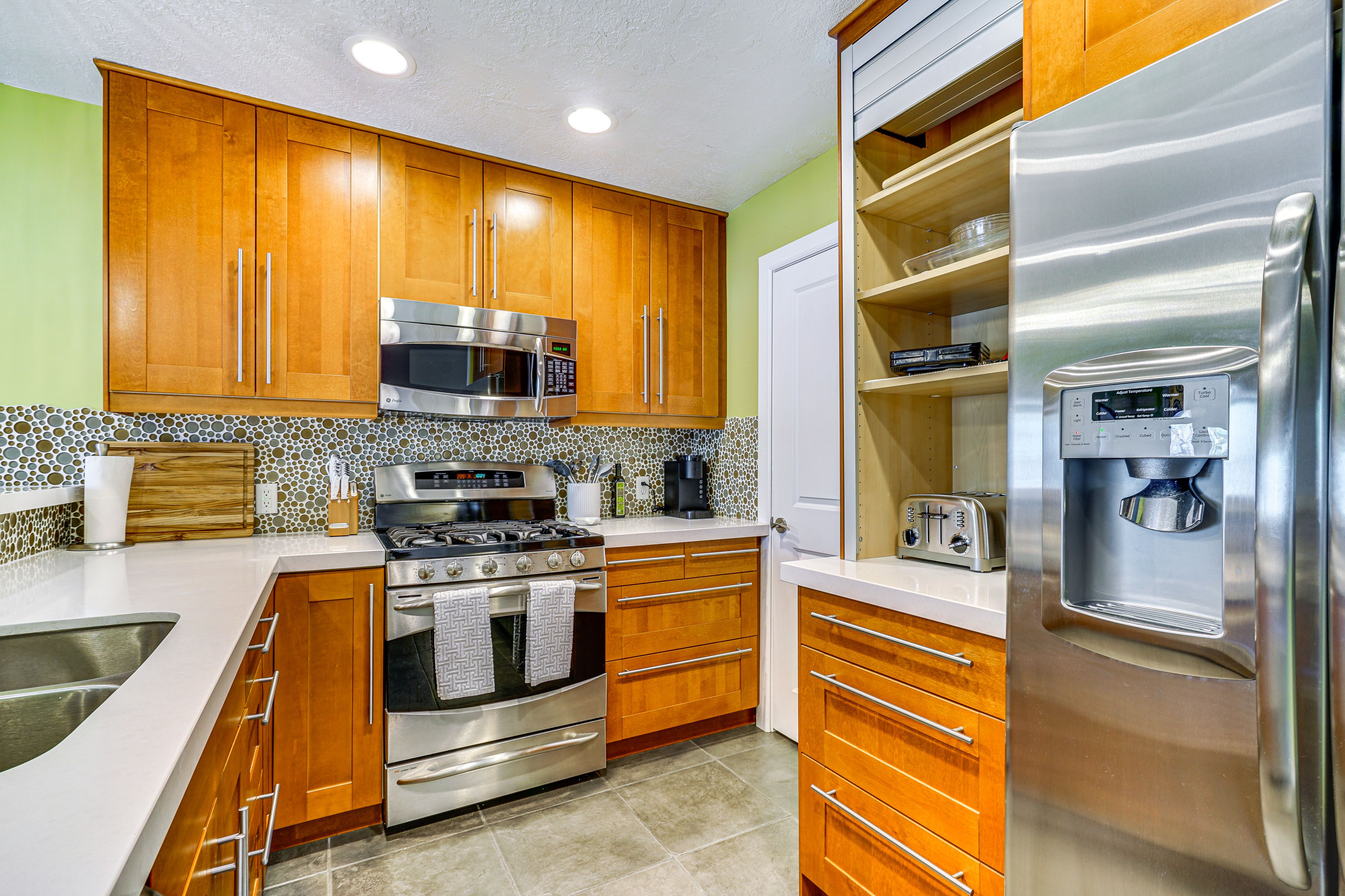 Kitchen | Main Level | Keurig Coffee Maker | Dishwasher | Cooking Basics