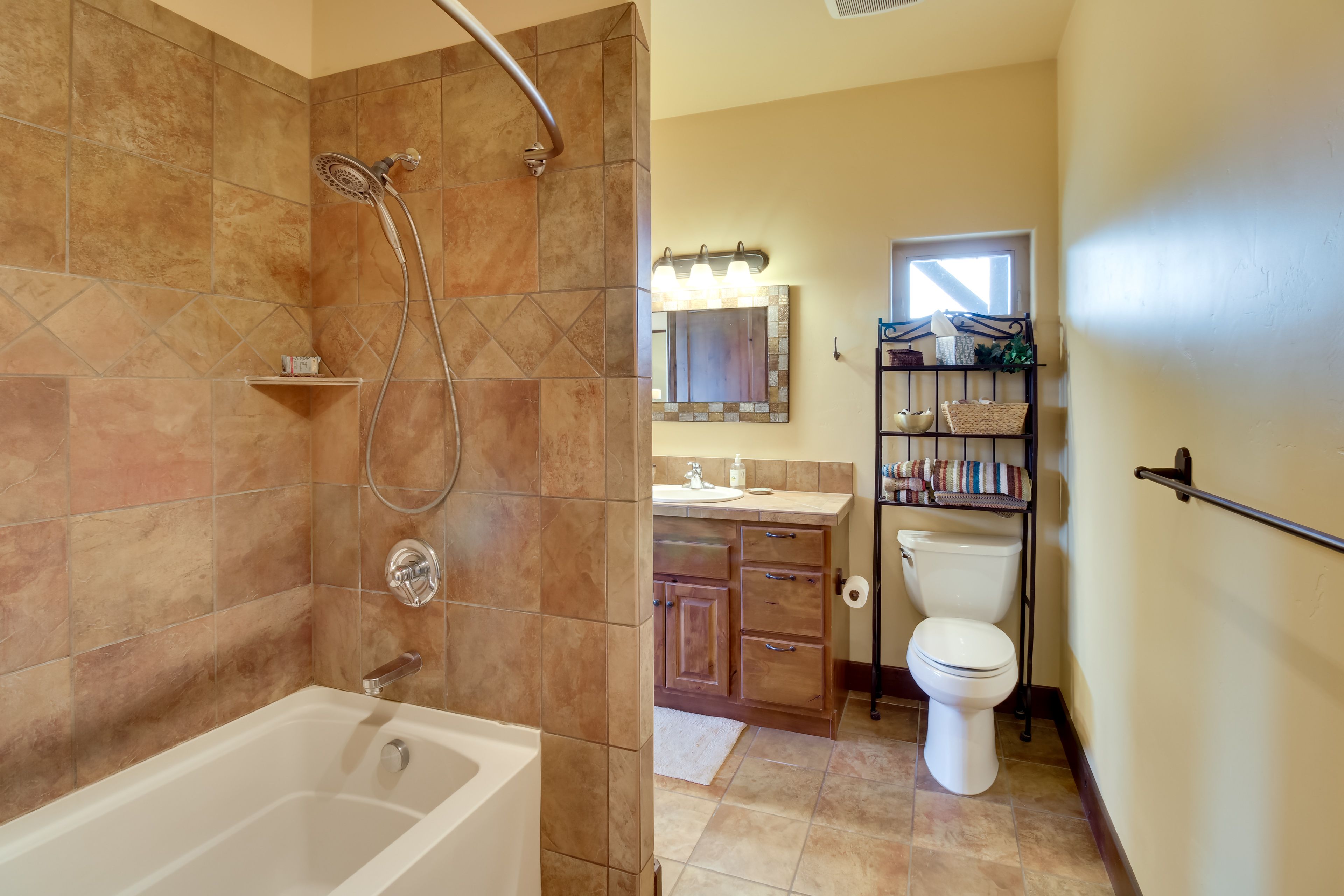 Full Bathroom | Towels Provided