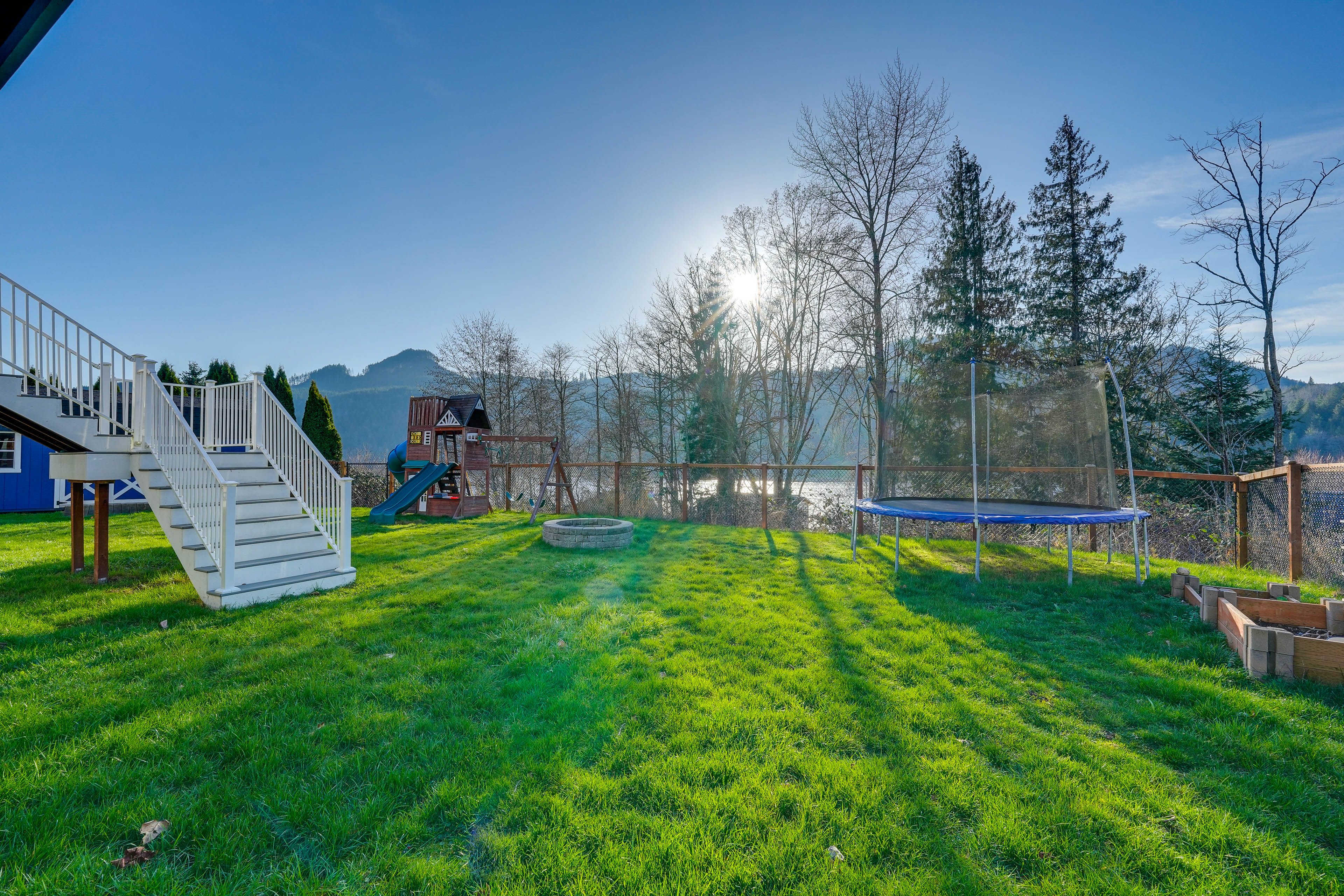 Shared Yard | Fire Pit | Playset & Trampoline