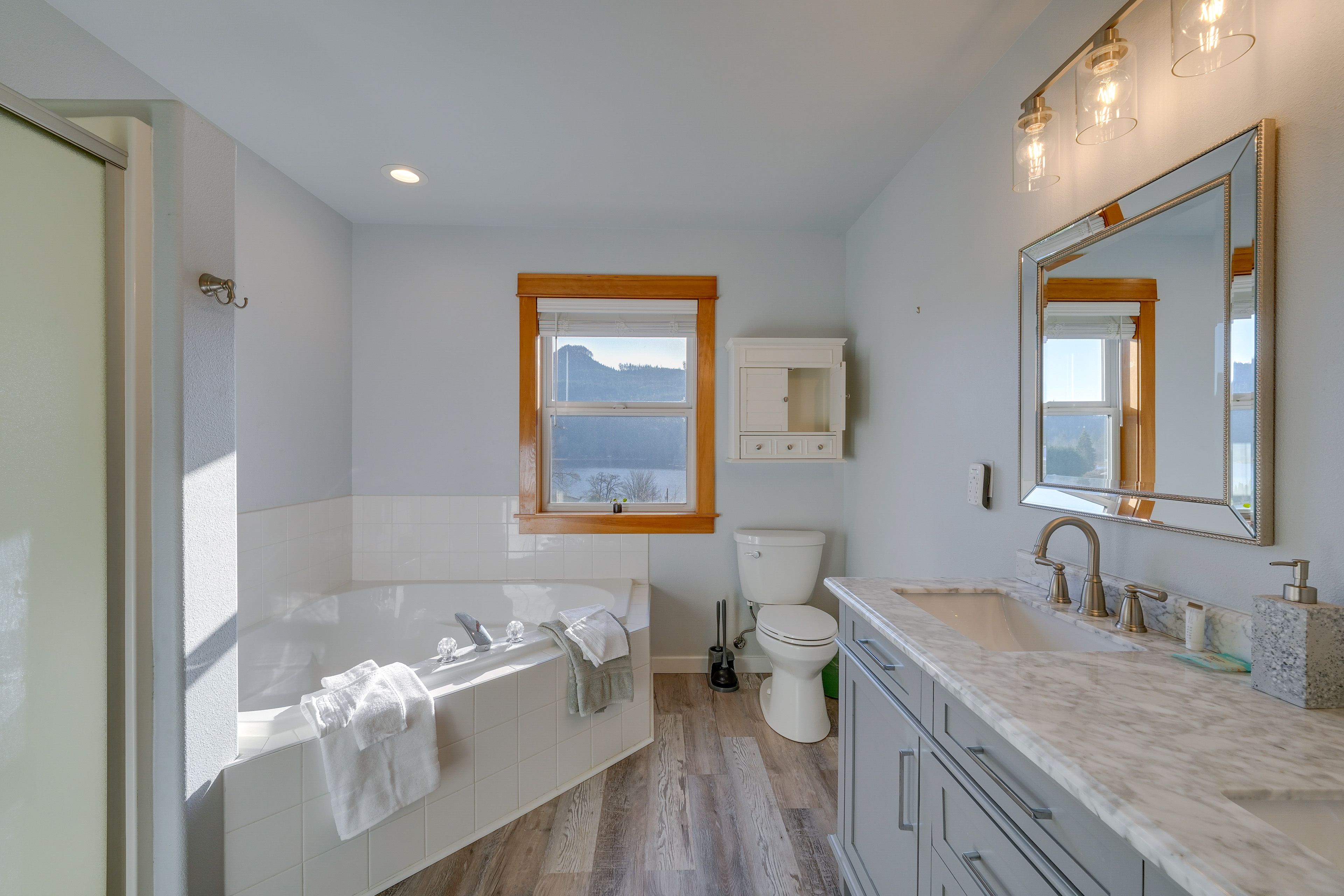 Full Bathroom | 2nd Floor | Towels Provided