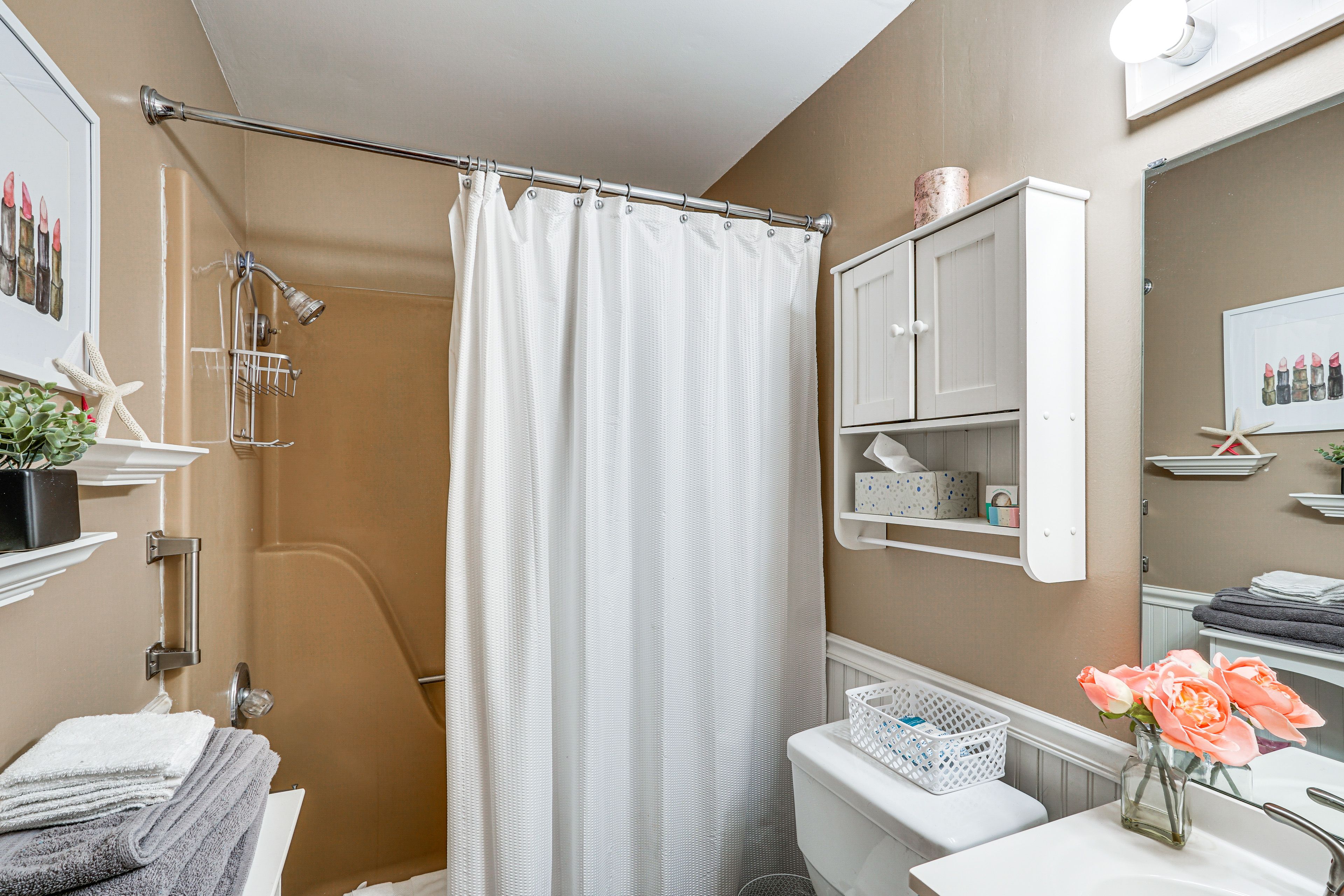 Full Bathroom | Towels Provided