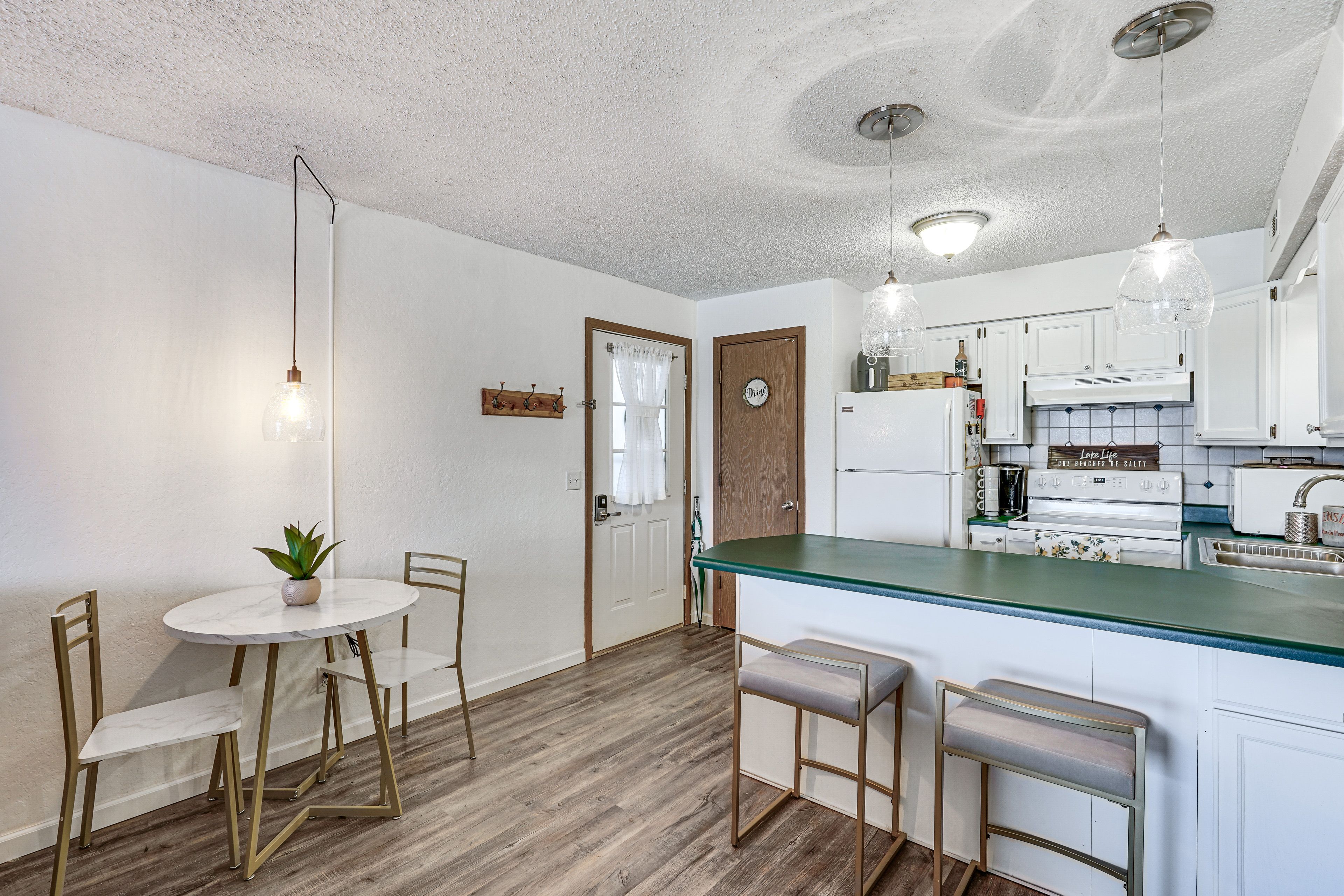 Dining Area | Dishware/Flatware Provided