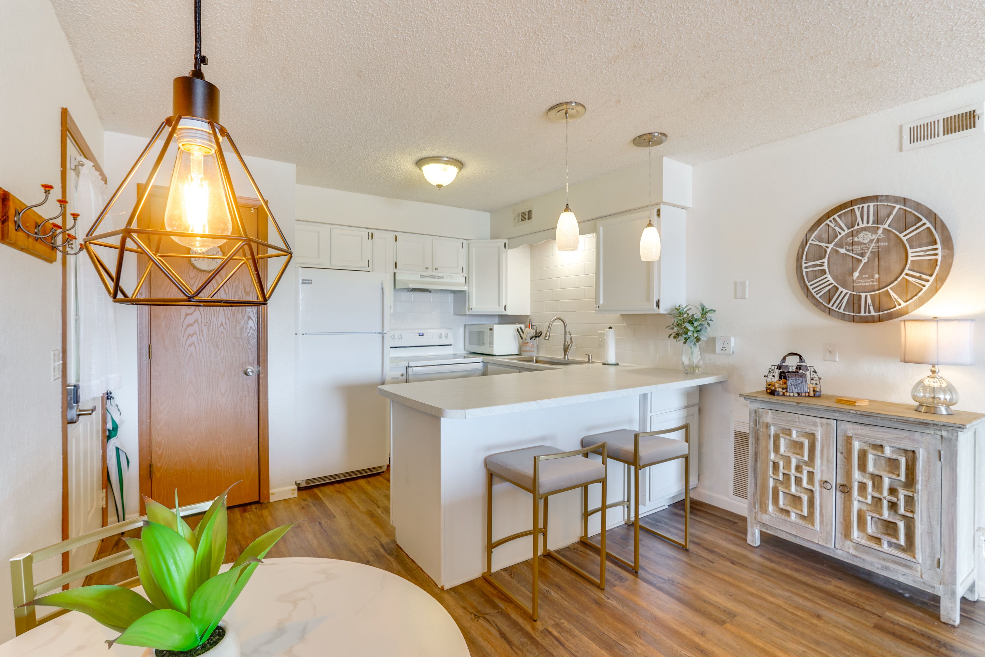 Kitchen | Dining Area | Dishware/Flatware Provided