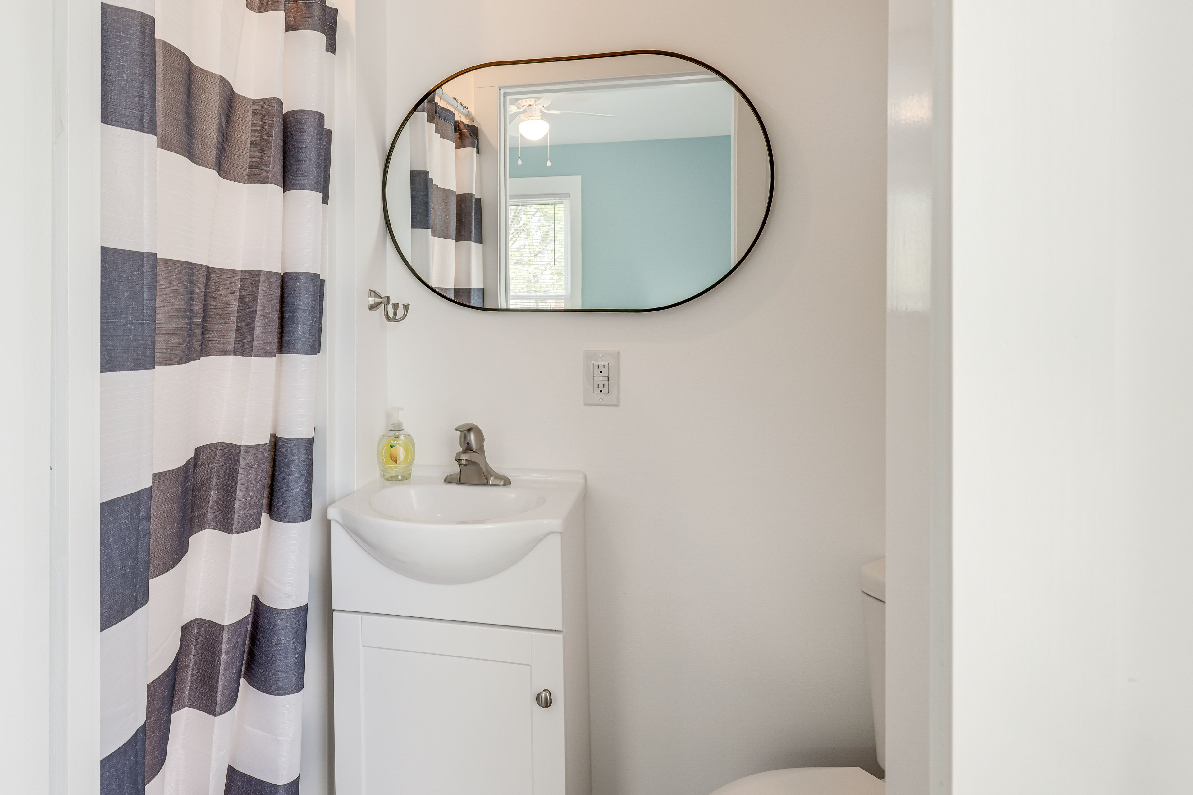 Full Bathroom | Towels Provided | 2nd Floor