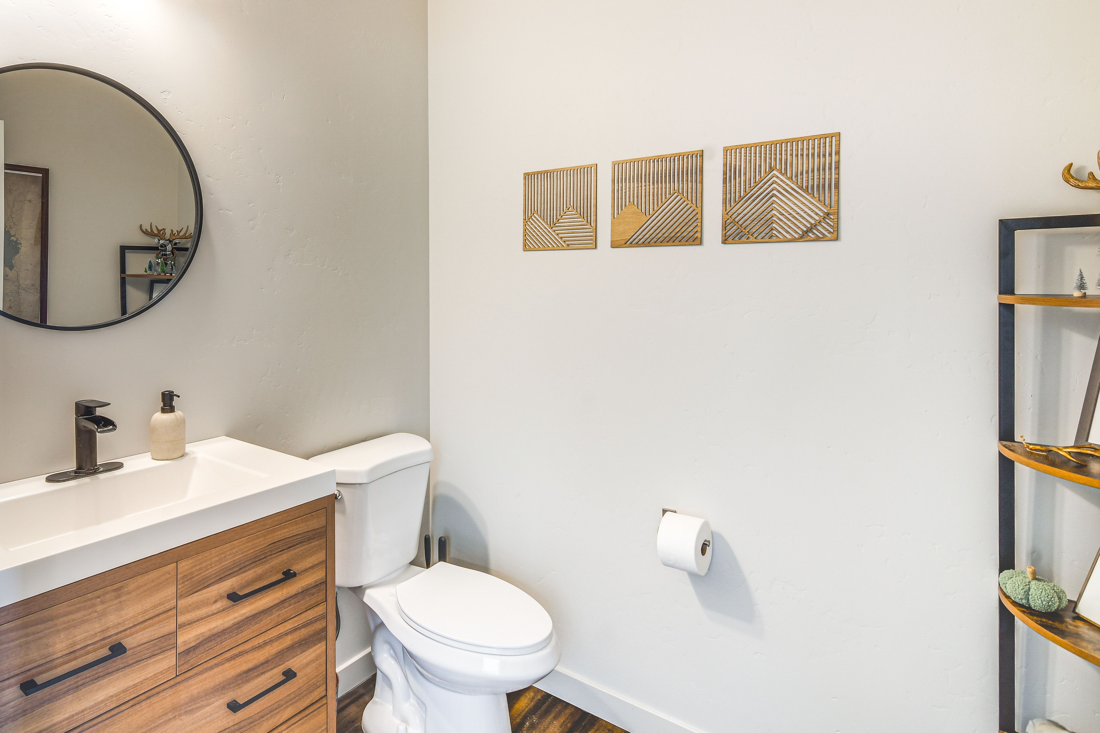 Half Bathroom | 1st Floor | Towels Provided